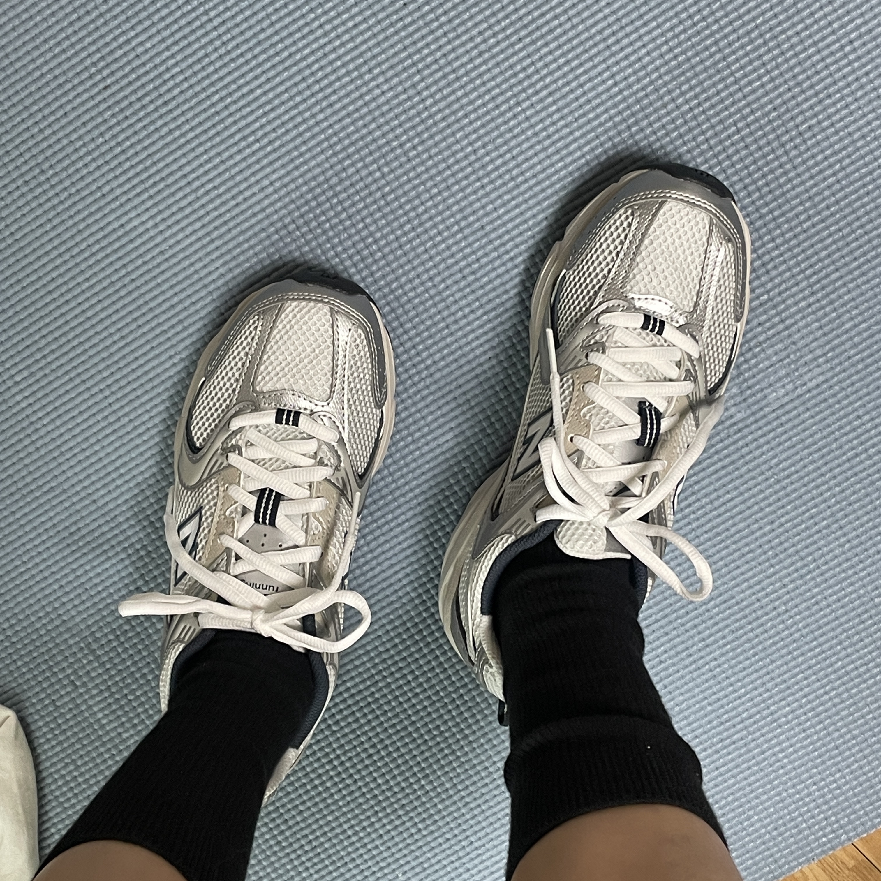 New Balance 530 Steel Grey 착용 스타일 - 1