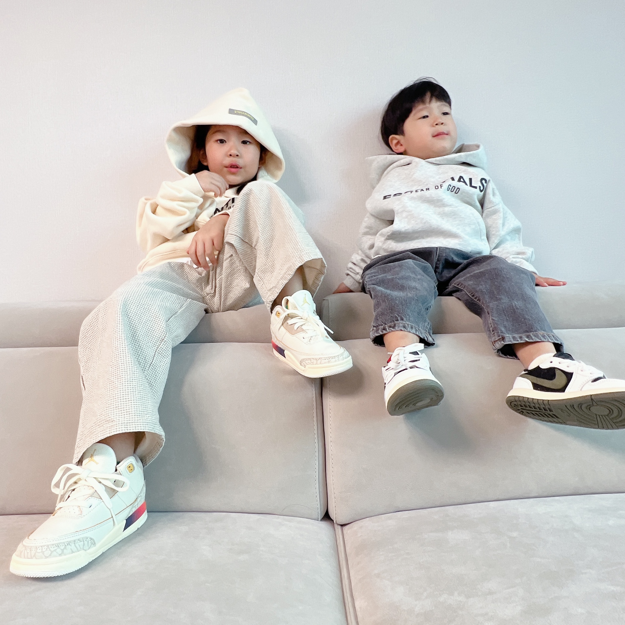 (Kids) Uniqlo UT x Kaws Short Sleeve Graphic T-Shirt White, (Kids) Uniqlo UT x Kaws Short Sleeve Graphic T-Shirt White 착용 스타일 - 5