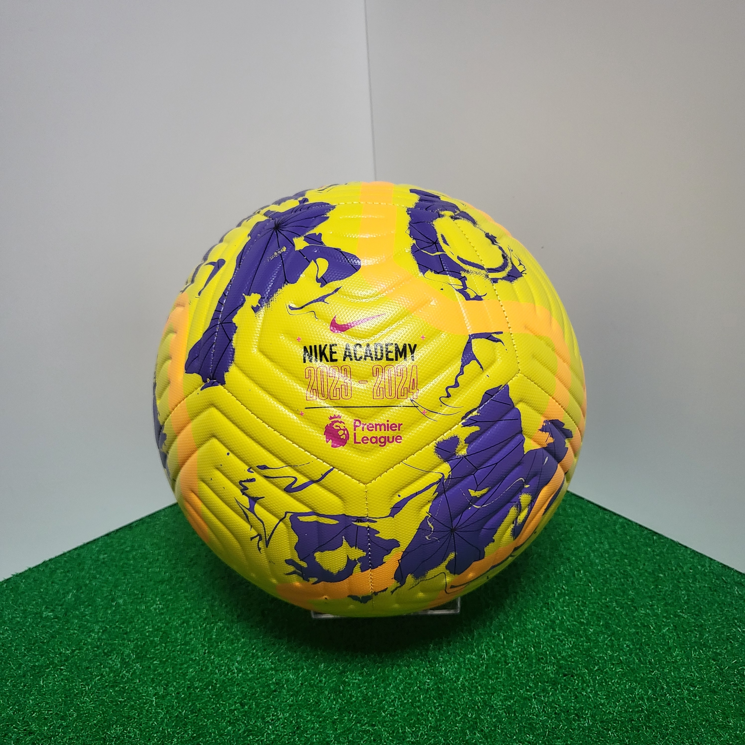 Nike Premier League 2023/24 Academy Football Yellow Purple 착용 스타일 - 3