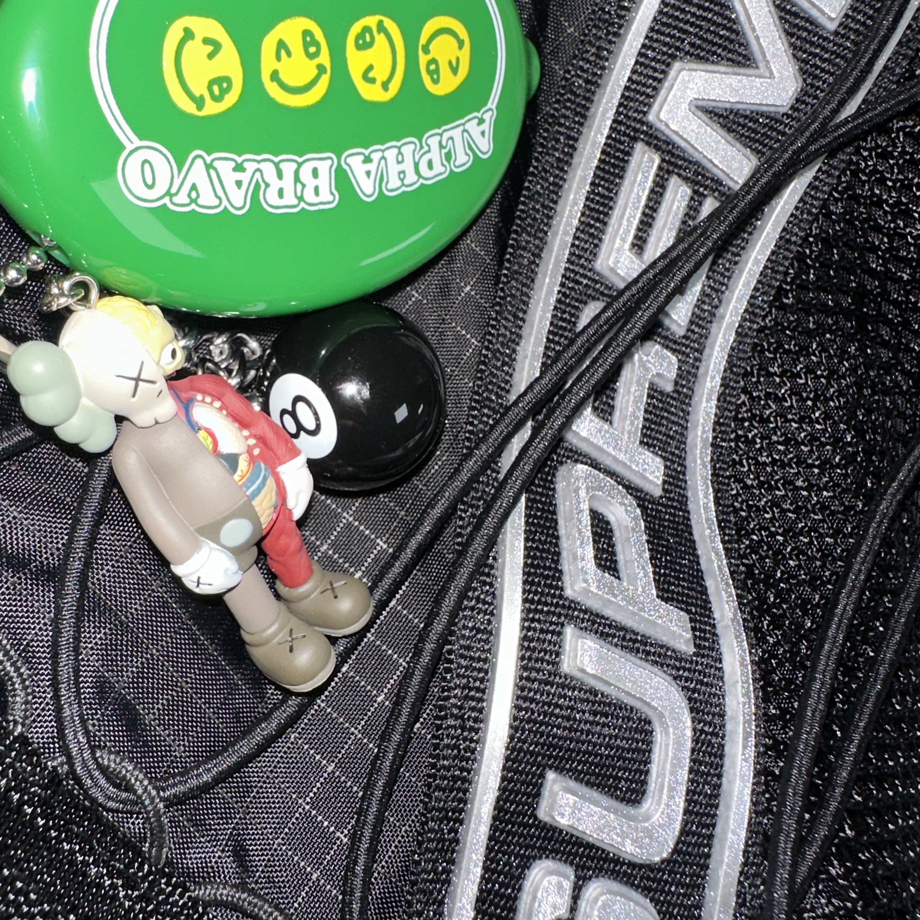 Supreme Backpack Black - 23FW, Kaws Tokyo First Companion Flayed Keychain Brown 착용 스타일