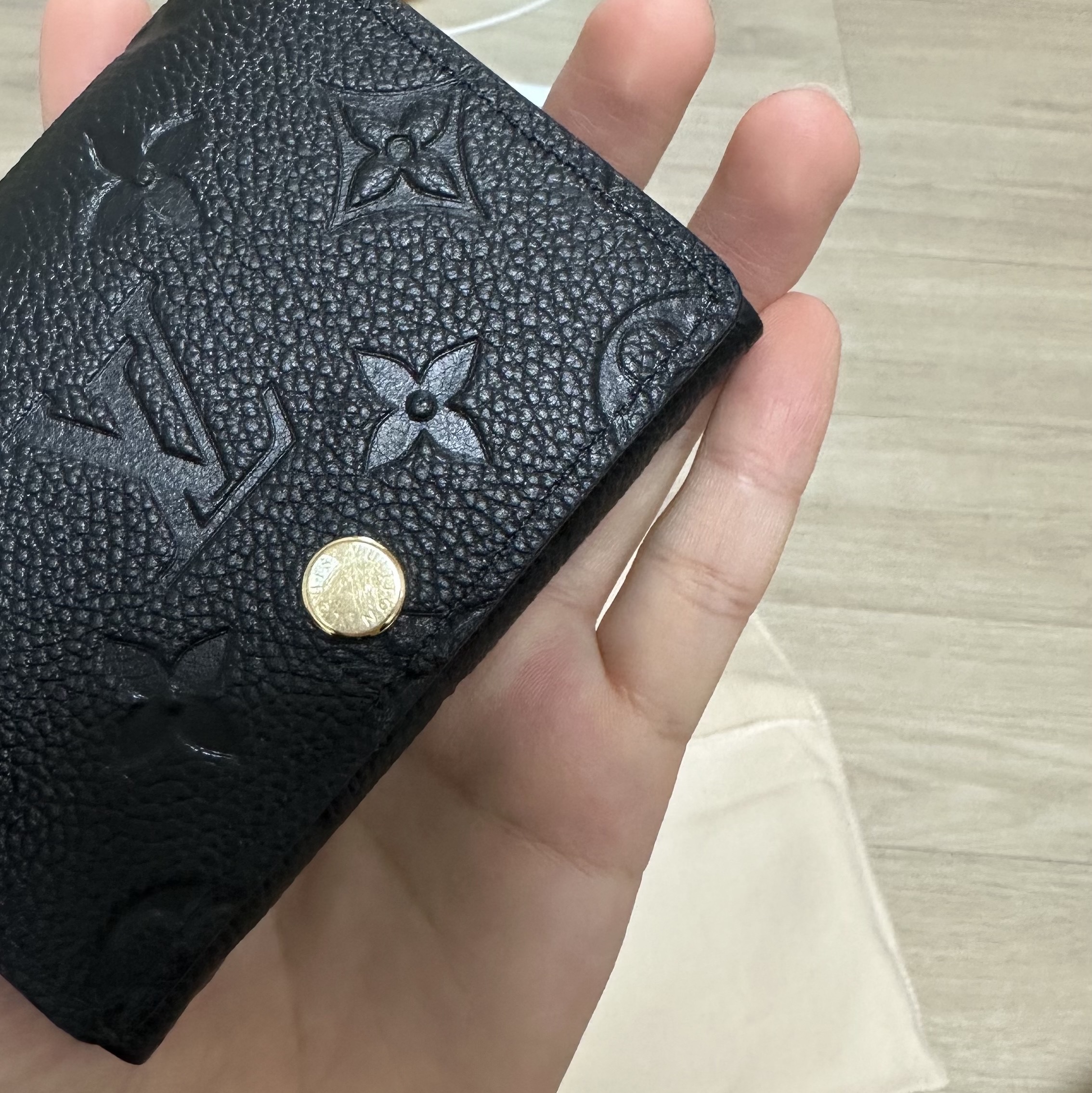 Louis Vuitton Business Card Holder Monogram Embossed Leather Black 착용 스타일