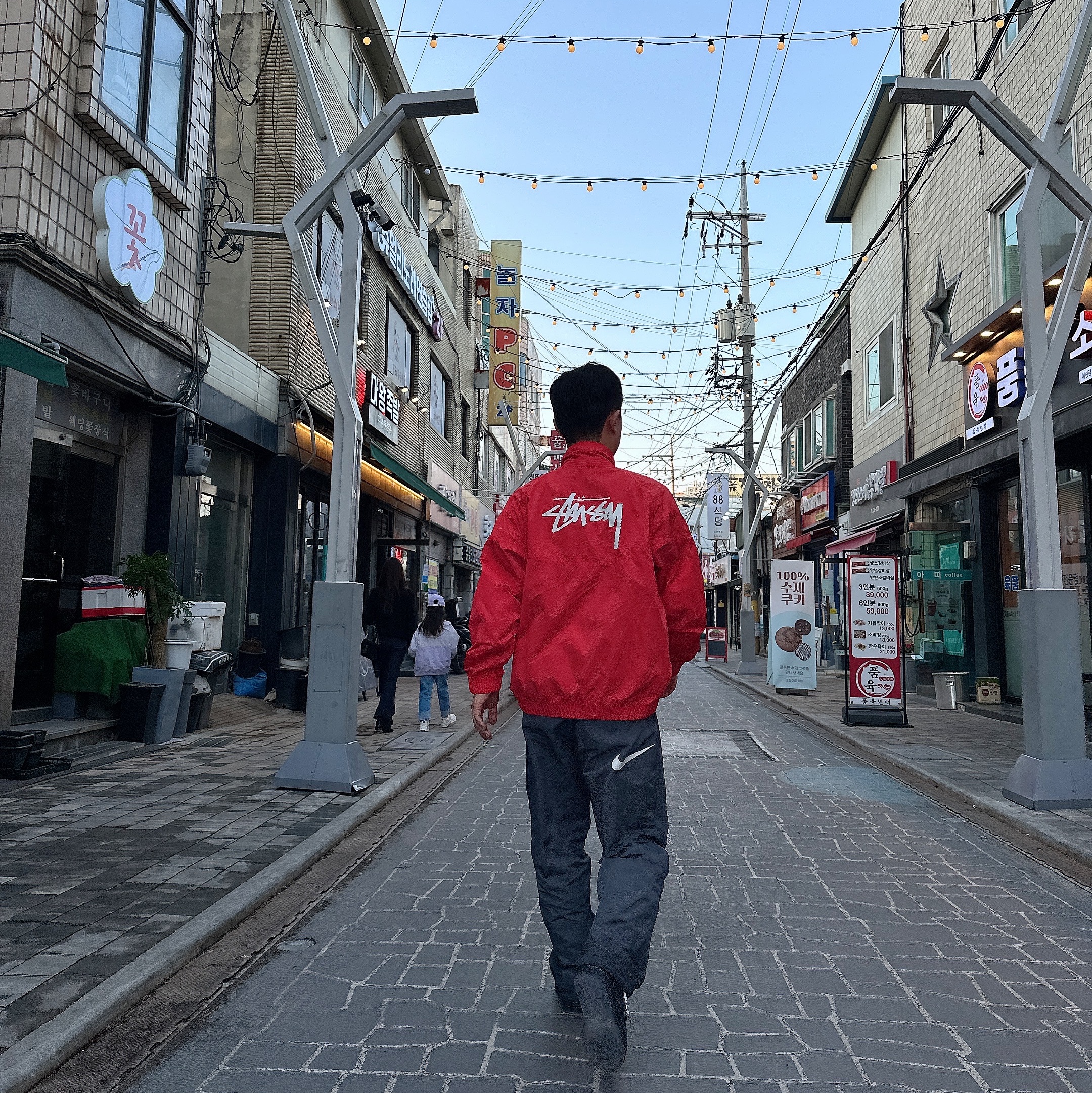 Nike x Stussy Windrunner Jacket Habanero Red, Jordan 1 x Travis Scott Retro Low OG SP Black Phantom 착용 스타일