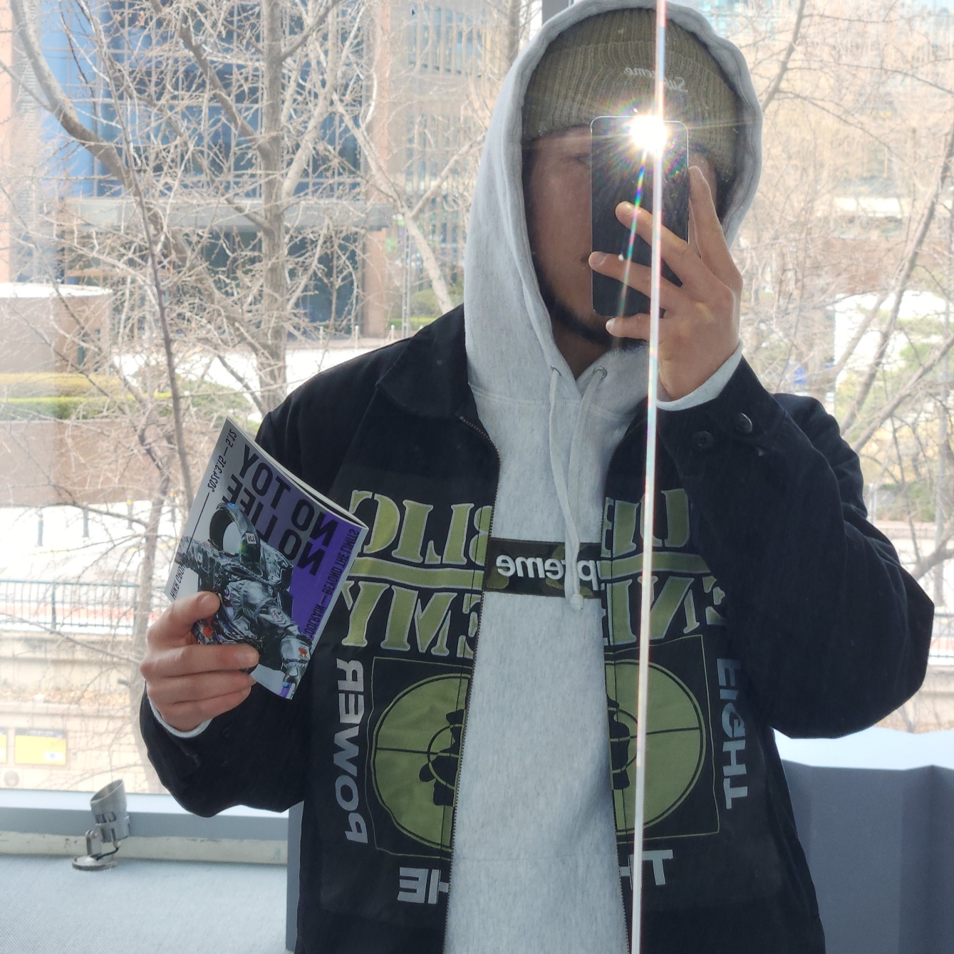 Supreme Loose Gauge Beanie Light Olive - 20FW, Supreme Box Logo Hooded Sweatshirt Ash Grey - 23FW 착용 스타일 - 1