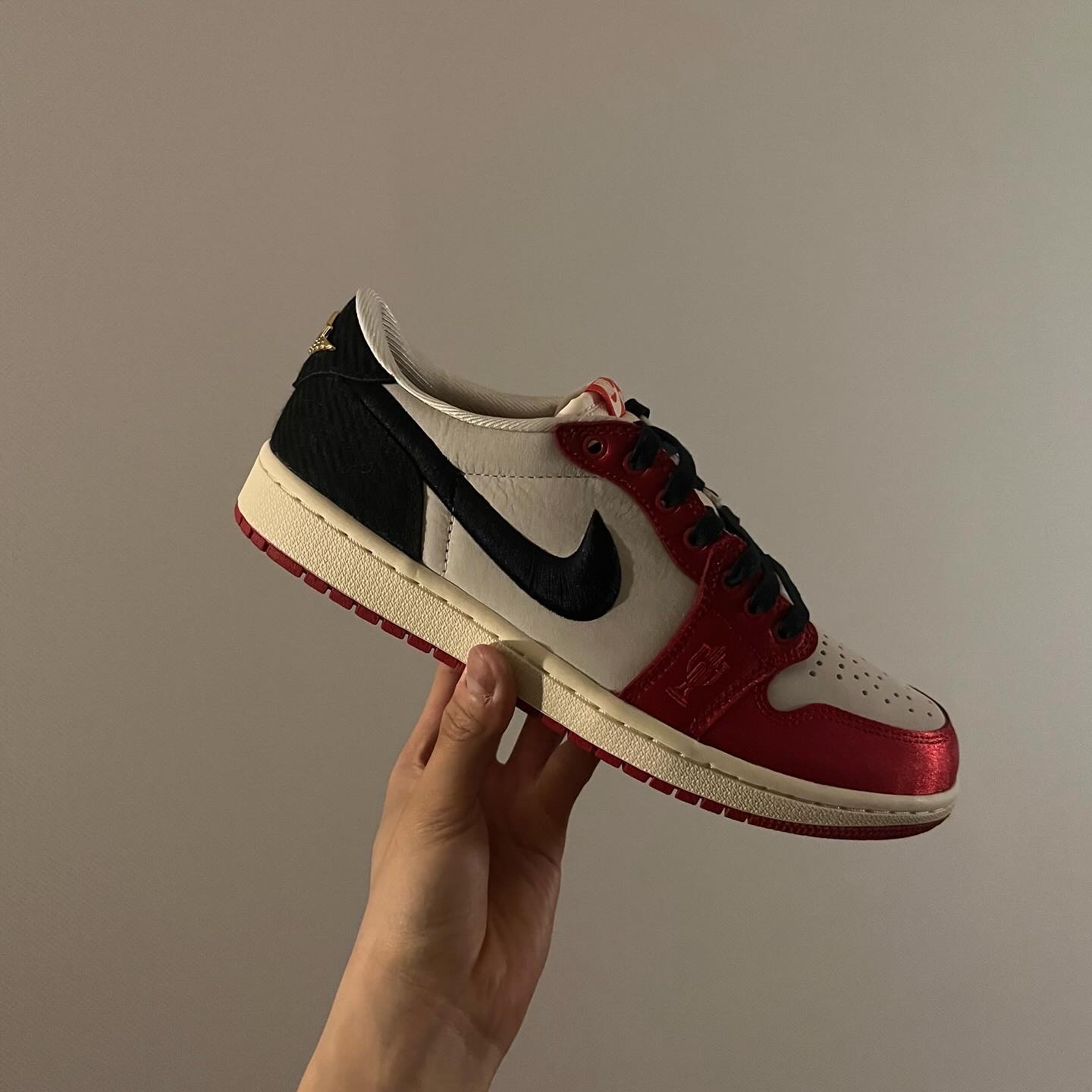 Jordan 1 x Trophy Room Retro Low OG SP Sail Varsity Red 착용 스타일