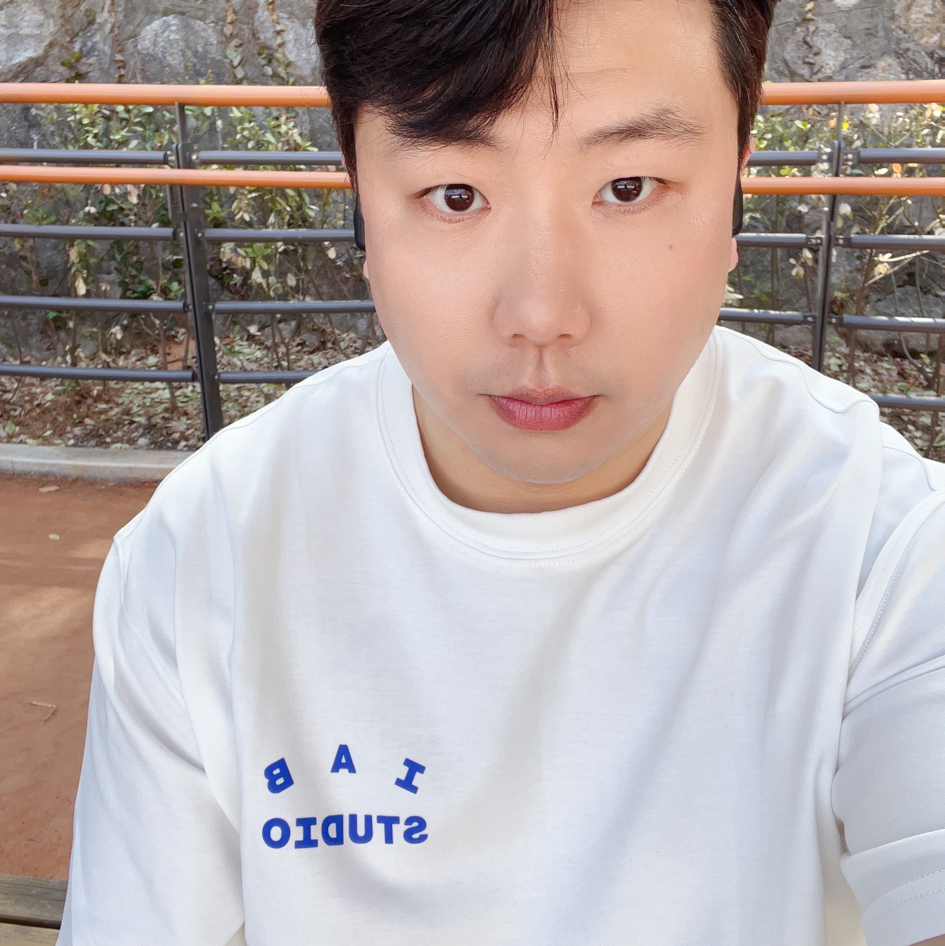IAB Studio 10th Anniversary T-Shirts Pack White & Black (2 Pack), IAB Studio Socks White (5 Pack) 착용 스타일 - 1