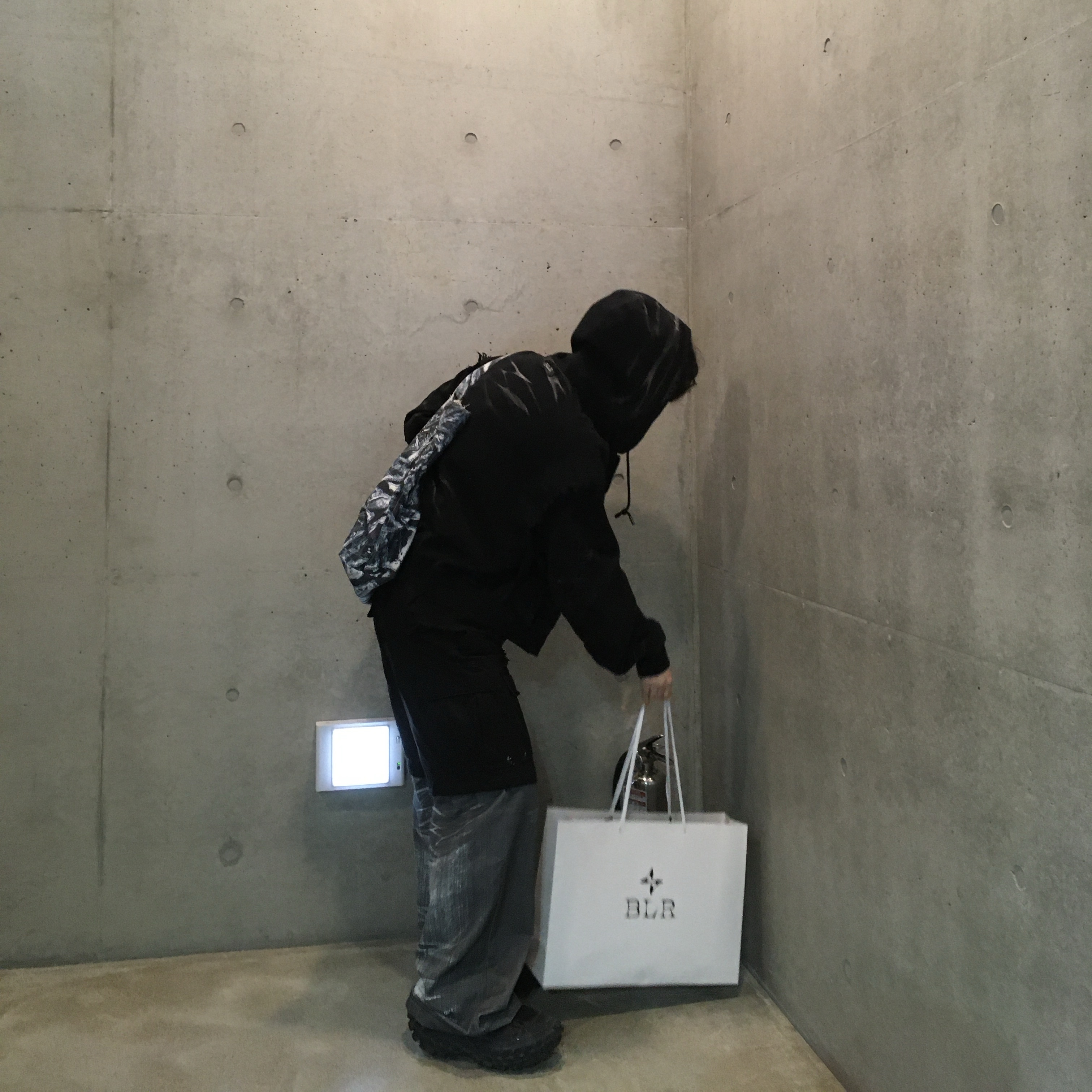 Balenciaga Cotton Ripstop Large Fit Cargo Pants Black, BLR Bolt Tote Bag Navy 착용 스타일 - 1