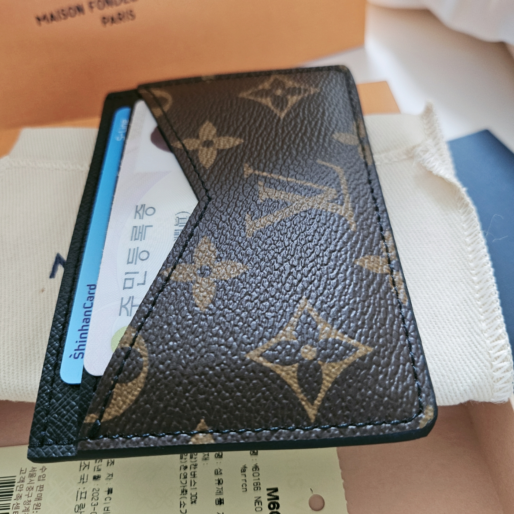 Louis Vuitton Neo Card Holder Monogram Macassar 착용 스타일 - 2