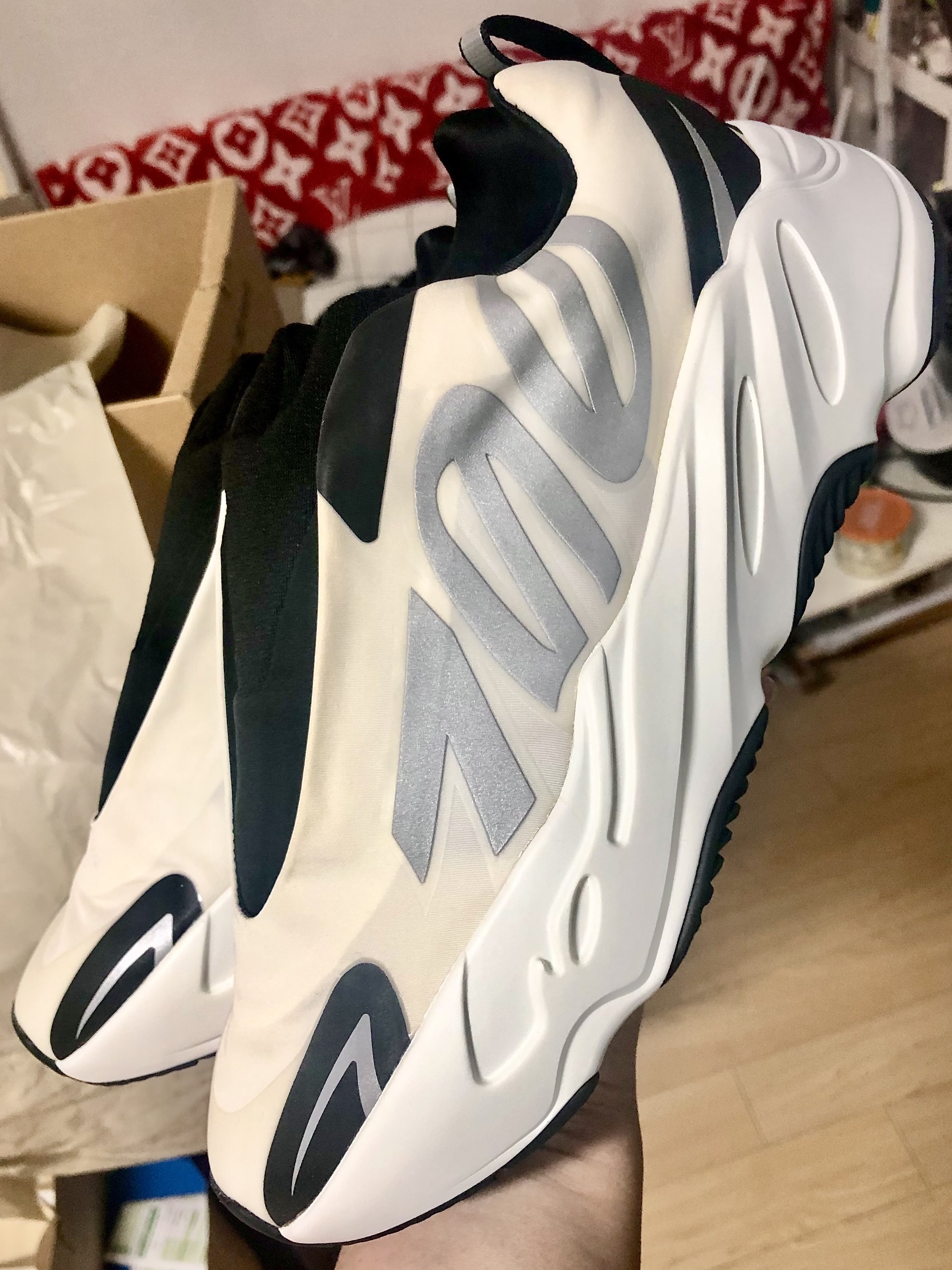 Adidas Yeezy Boost 700 MNVN Analog 착용 스타일
