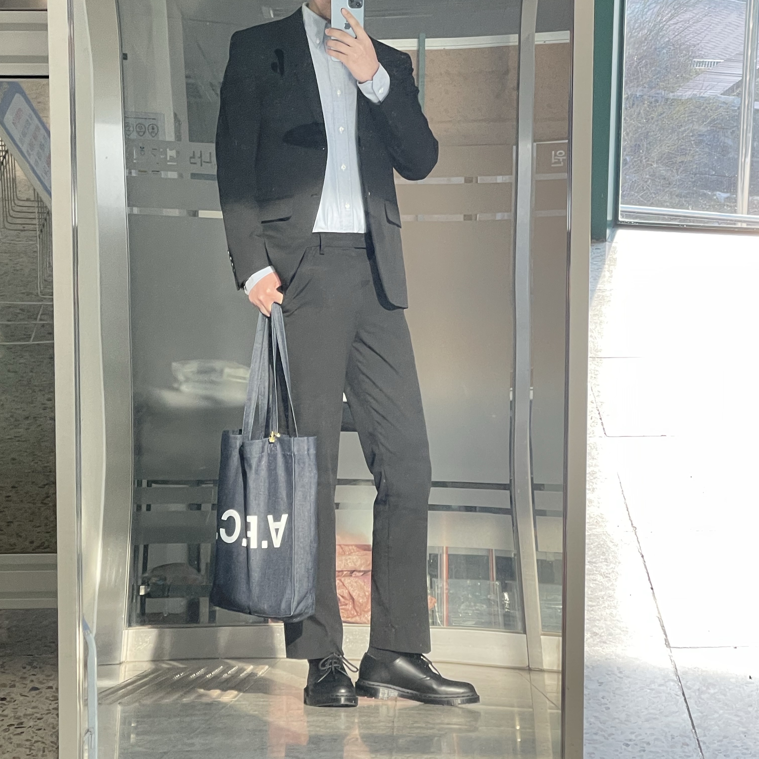 Thom Browne Oxford Classic Grosgrain Placket Shirt Light Blue, A.P.C. Laure Tote Bag Blue 착용 스타일 - 1