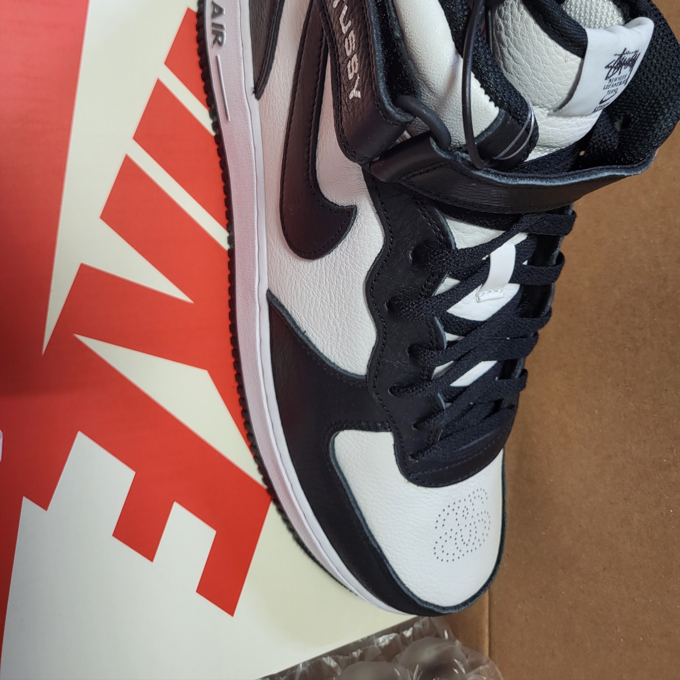 Nike x Stussy Air Force 1 '07 Mid SP Black and Light Bone 착용 스타일
