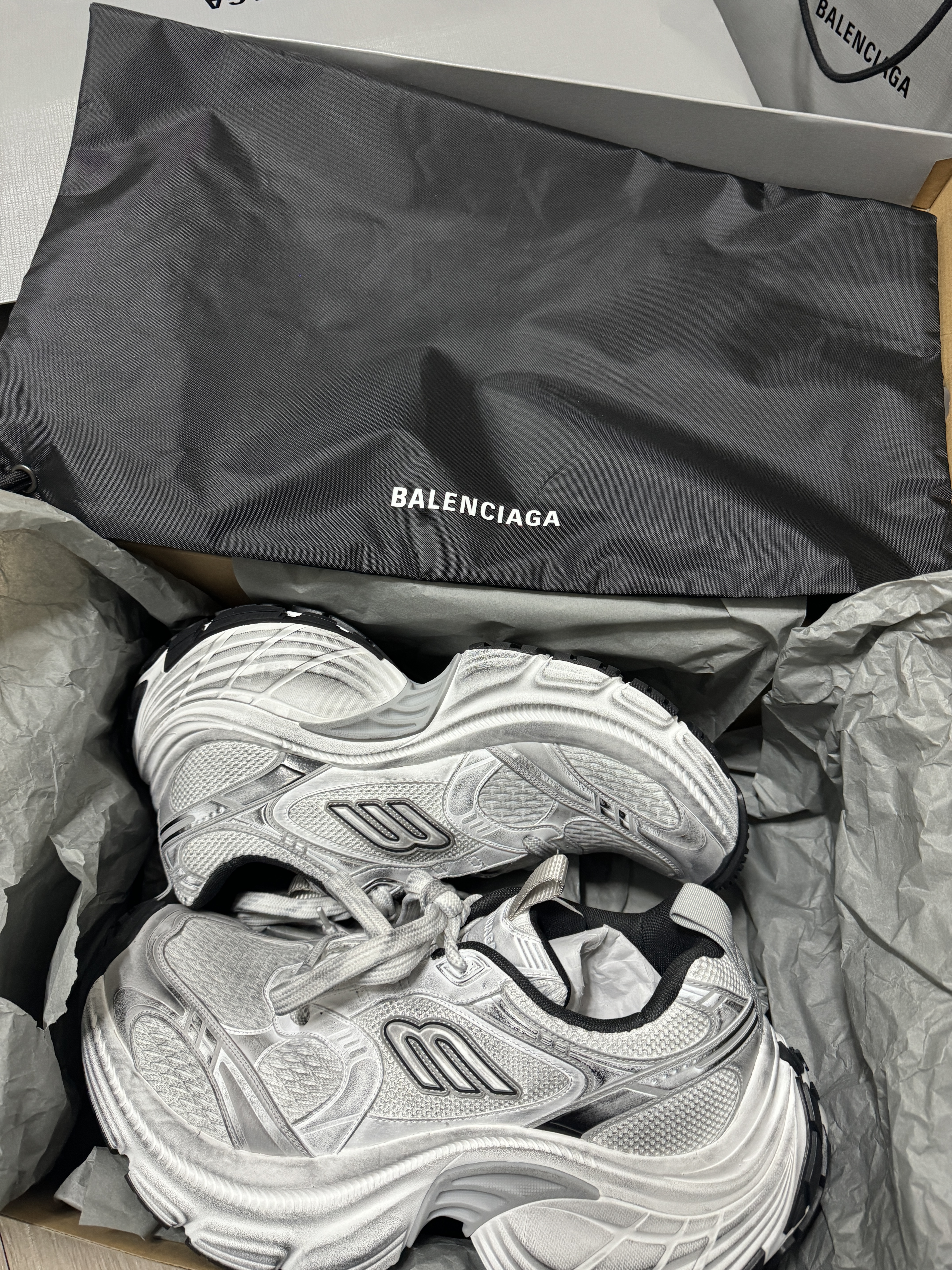 Balenciaga 10XL Sneakers White Black Grey, Balenciaga Cargo Sneakers Grey Black Yellow 착용 스타일 - 4