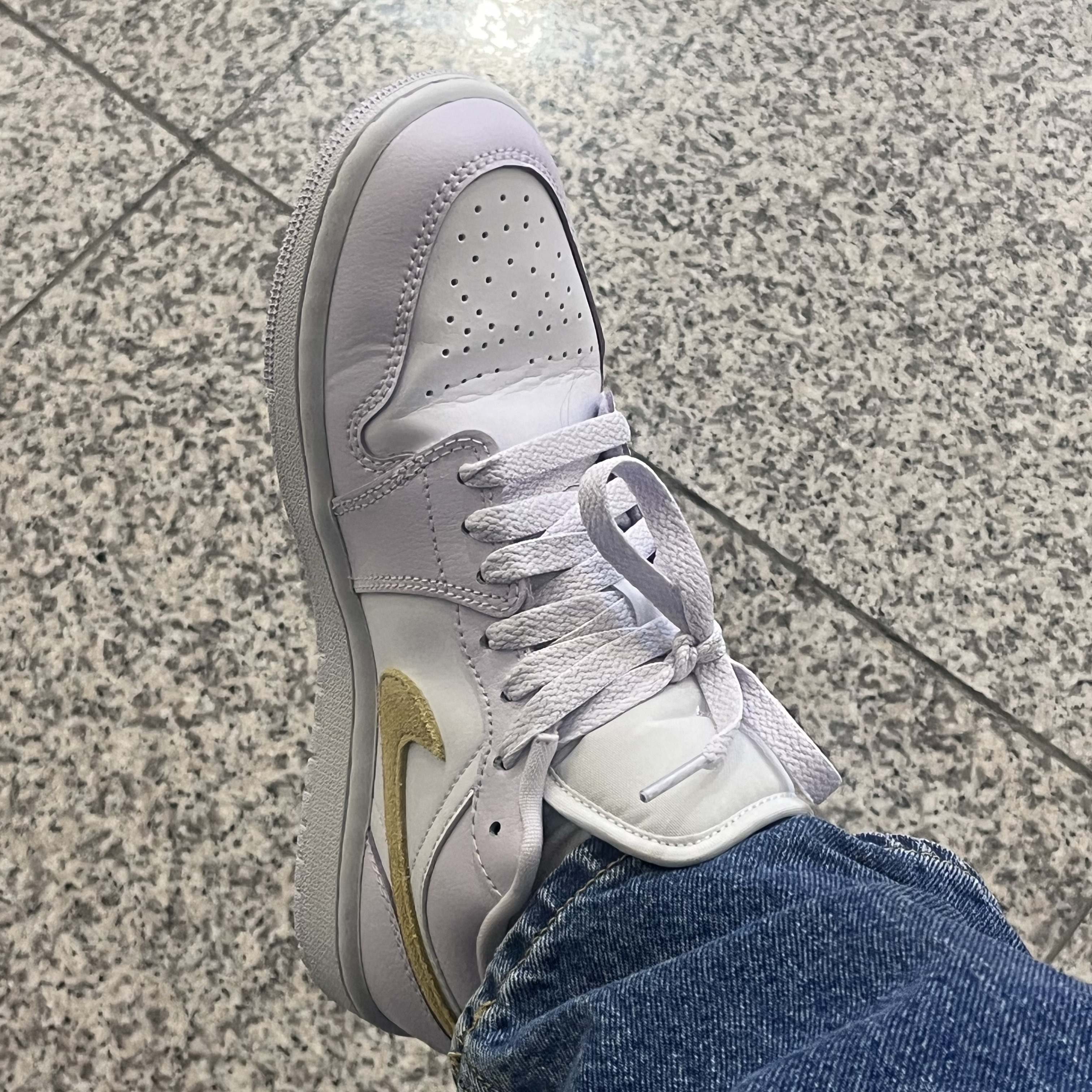 (W) Jordan 1 Low Barely Grape Lemon Wash 착용 스타일 - 1