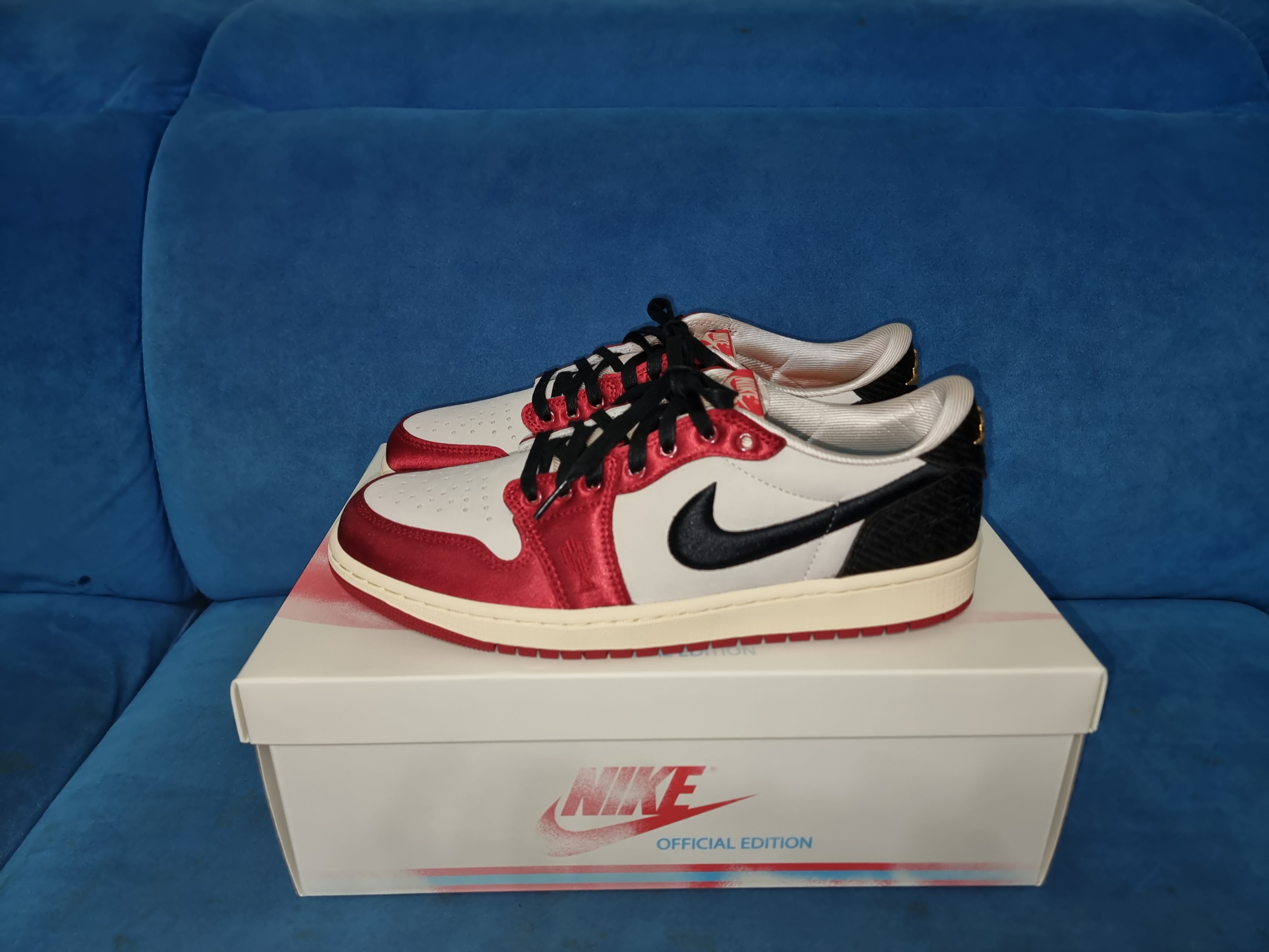 Jordan 1 x Trophy Room Retro Low OG SP Sail Varsity Red 착용 스타일 - 1