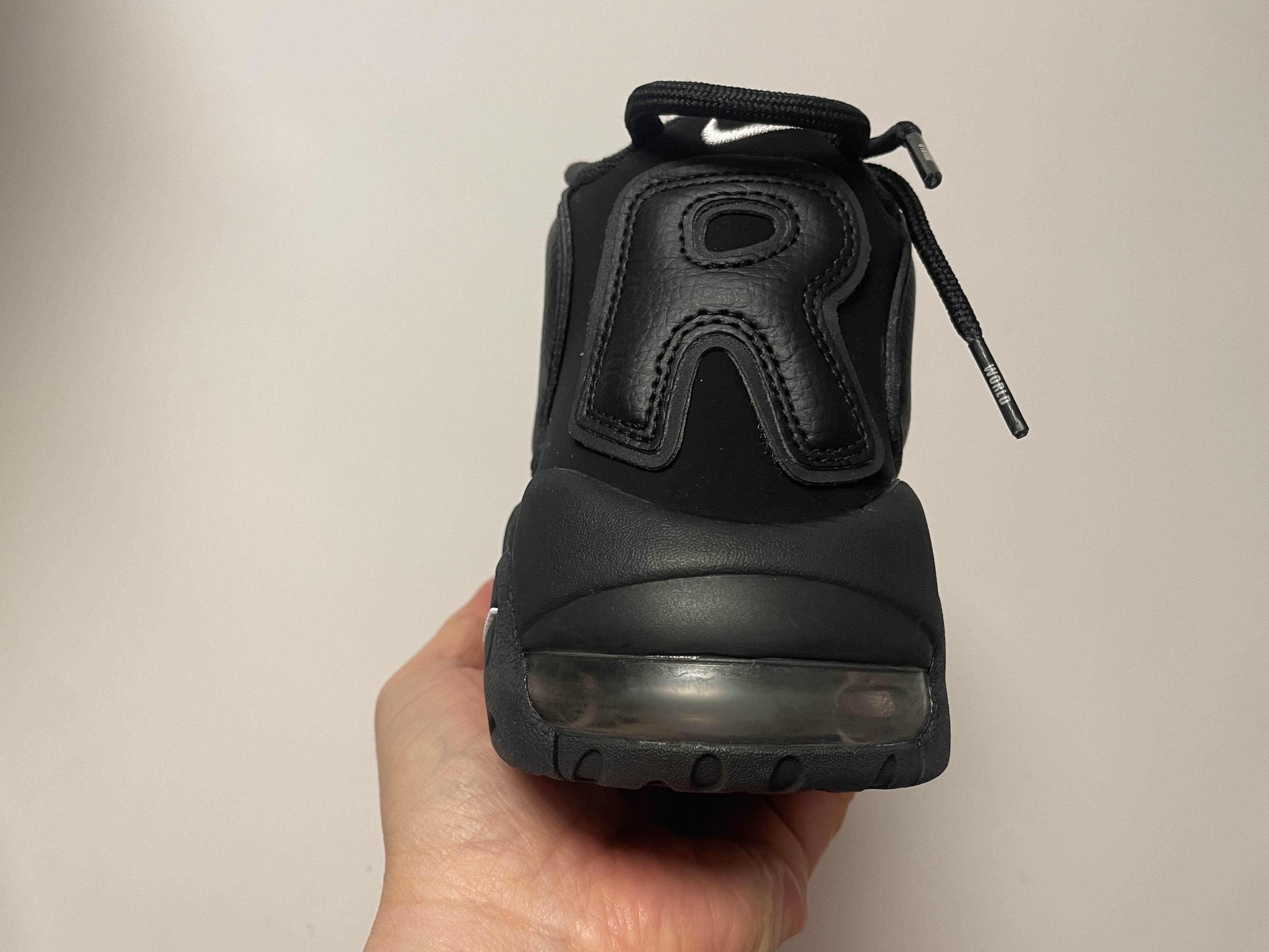 Nike x Supreme Air More Uptempo Suptempo Black 착용 스타일 - 5