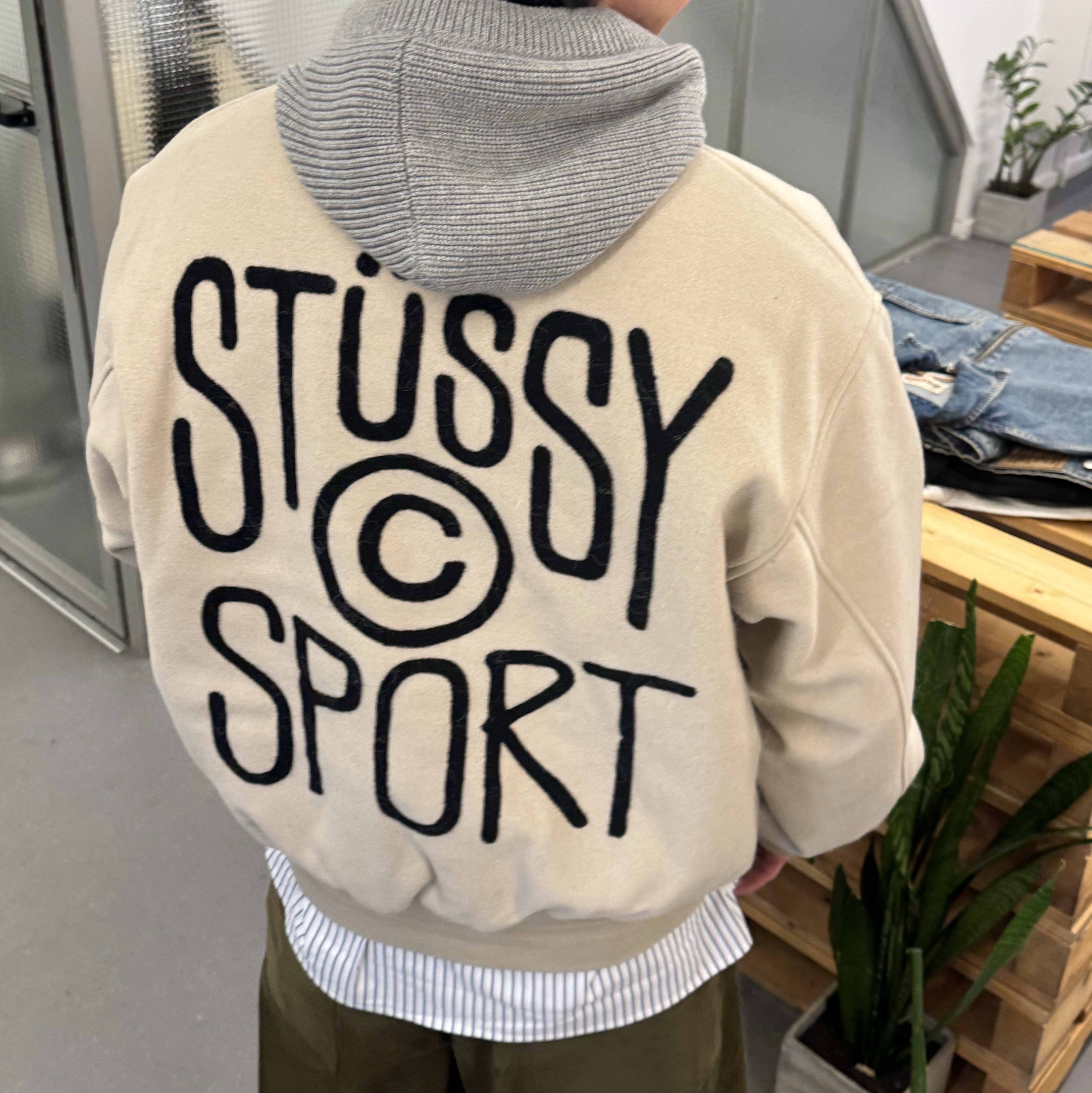 Stussy Sport Melton Varsity Jacket Oatmeal 착용 스타일 - 1