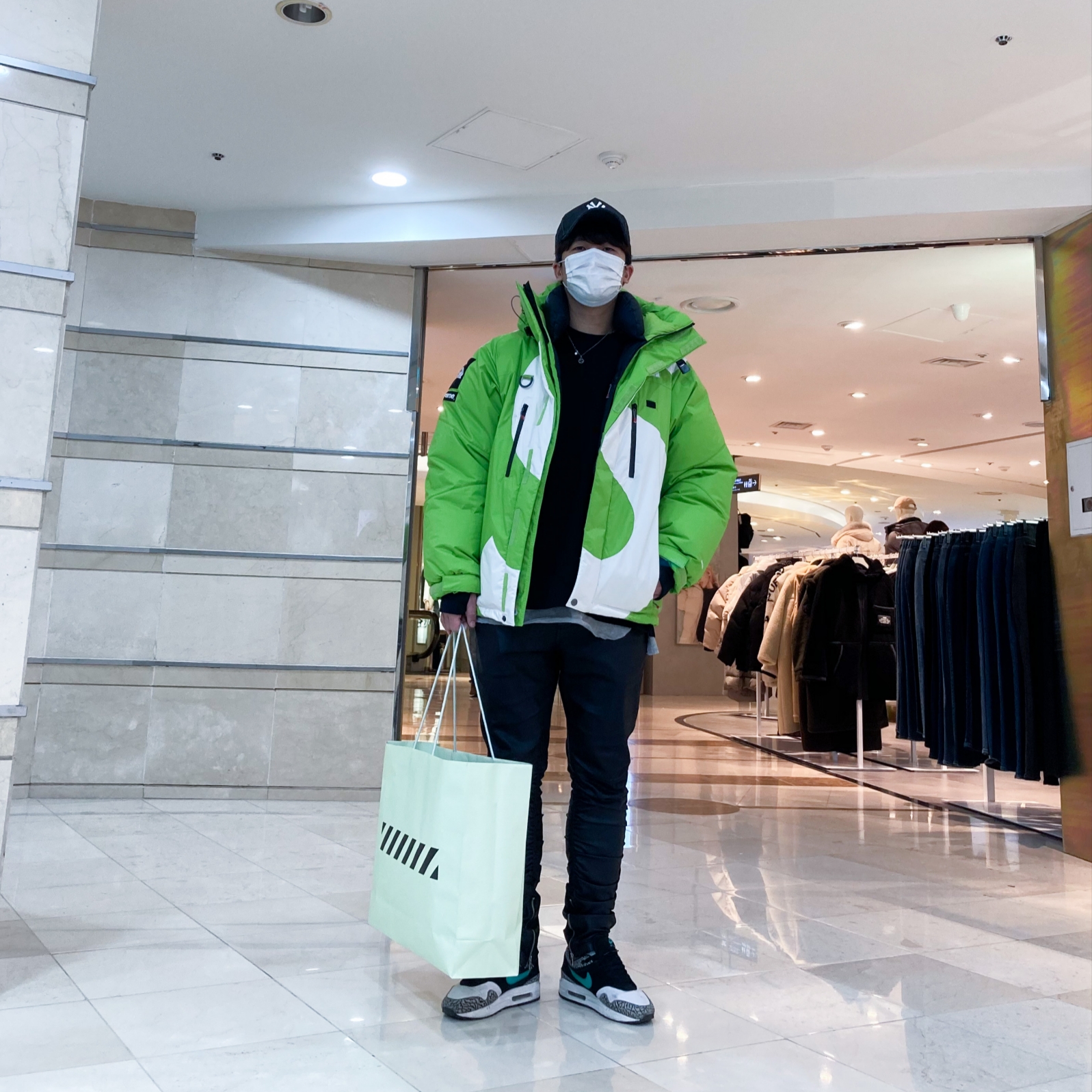 Supreme x The North Face S Logo Summit Series Himalayan Parka Lime - 20FW, NIke x Atmos Air Max 1 Elephant 2017 착용 스타일