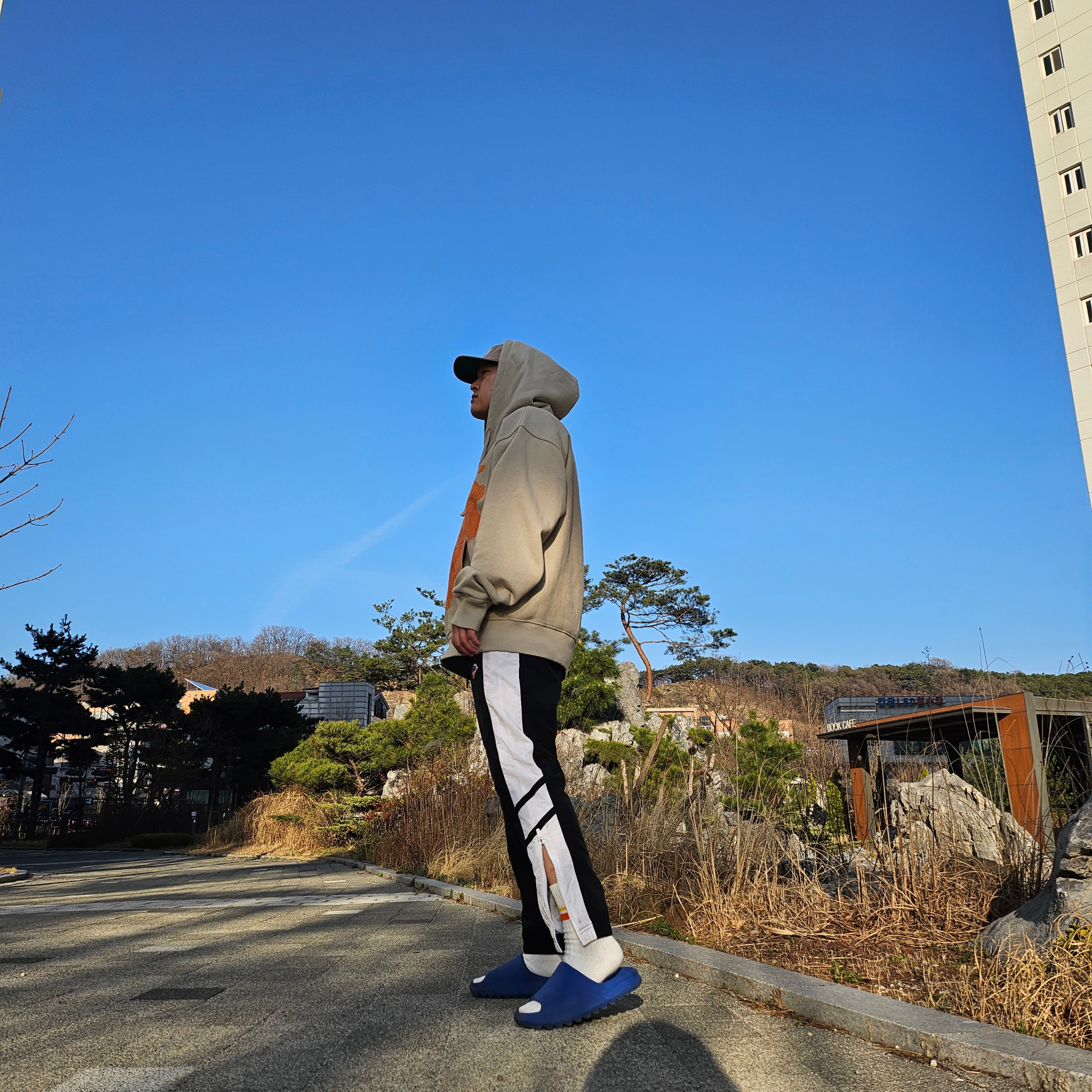 Stussy Basic Strapback Cap Khaki, Stussy Web Zip Hoodie Khaki 착용 스타일 - 1