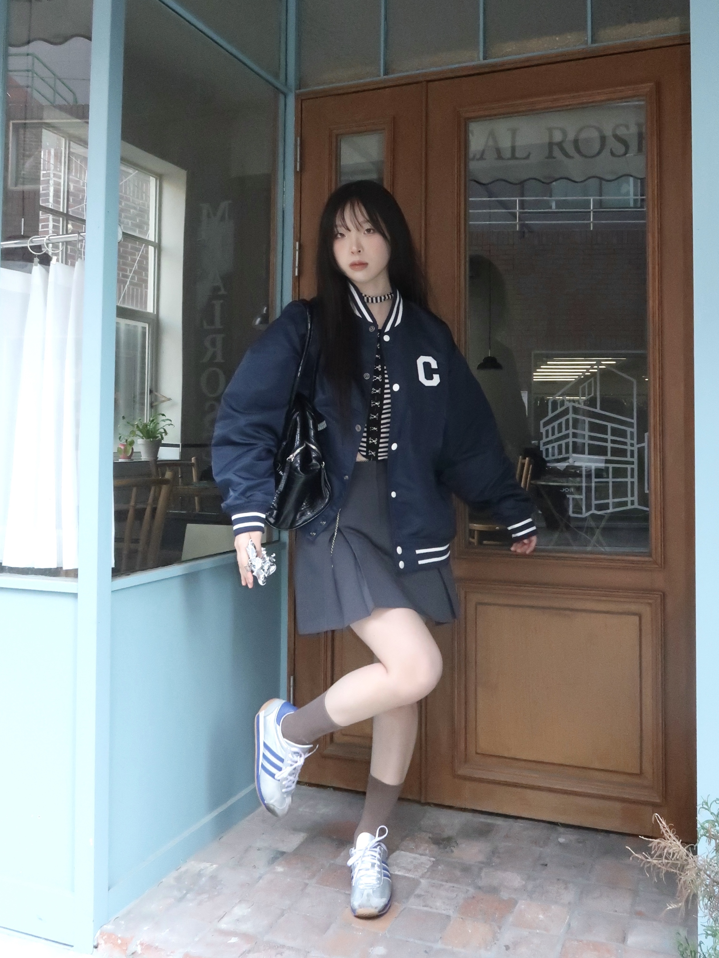 [KREAM 단독] Sentiments No.370 Star Hair Scrunchy Silver, Adidas Country OG Matte Silver Bright Blue 착용 스타일 - 4