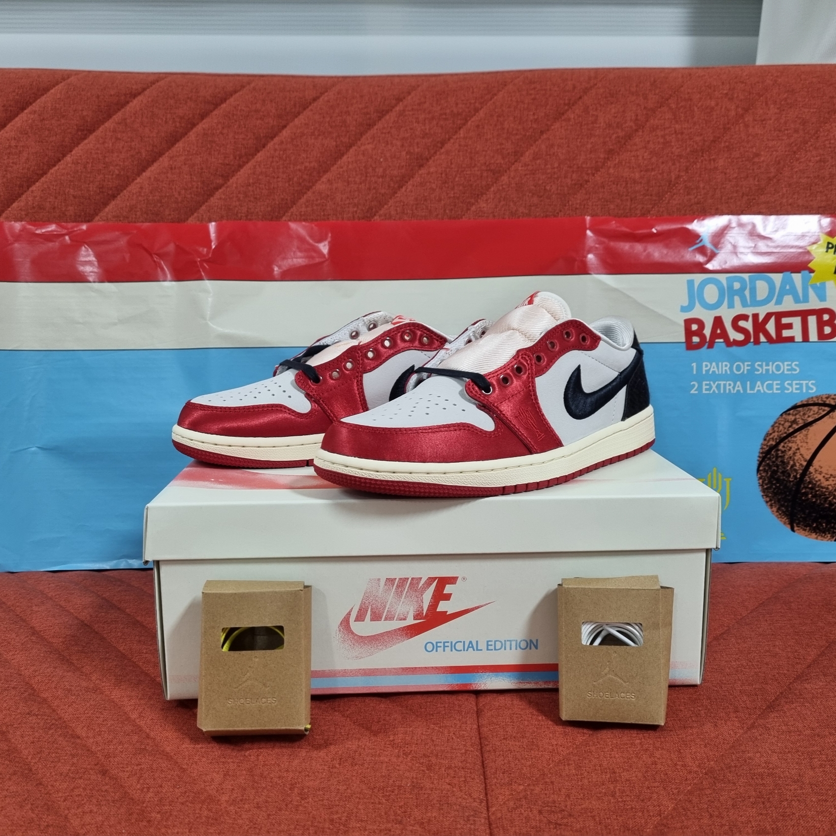 Jordan 1 x Trophy Room Retro Low OG SP Sail Varsity Red 착용 스타일 - 3