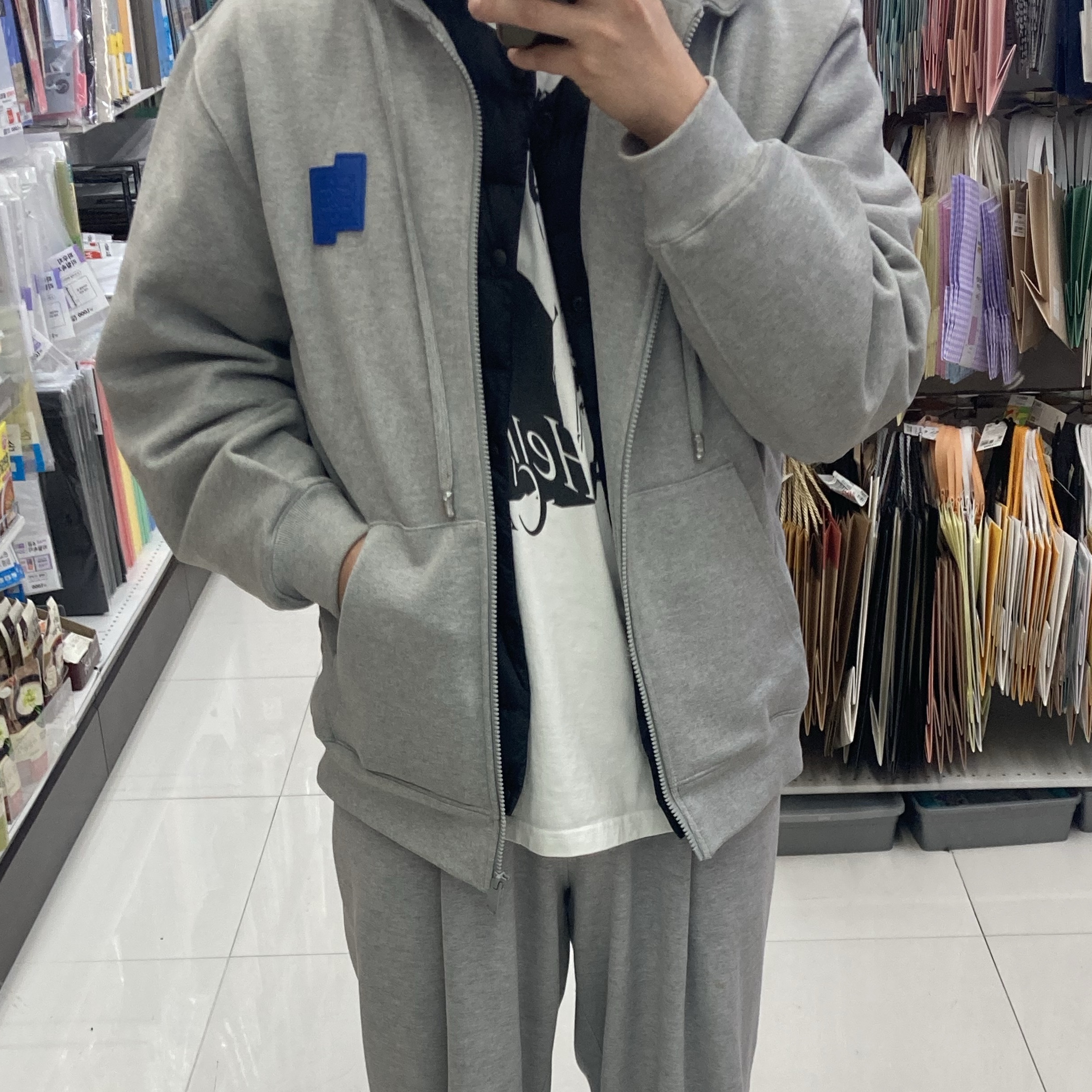Ader Error TRS Decal Hoodie Zip-Up Grey, Crocs Classic Crush Clog Black 착용 스타일 - 1