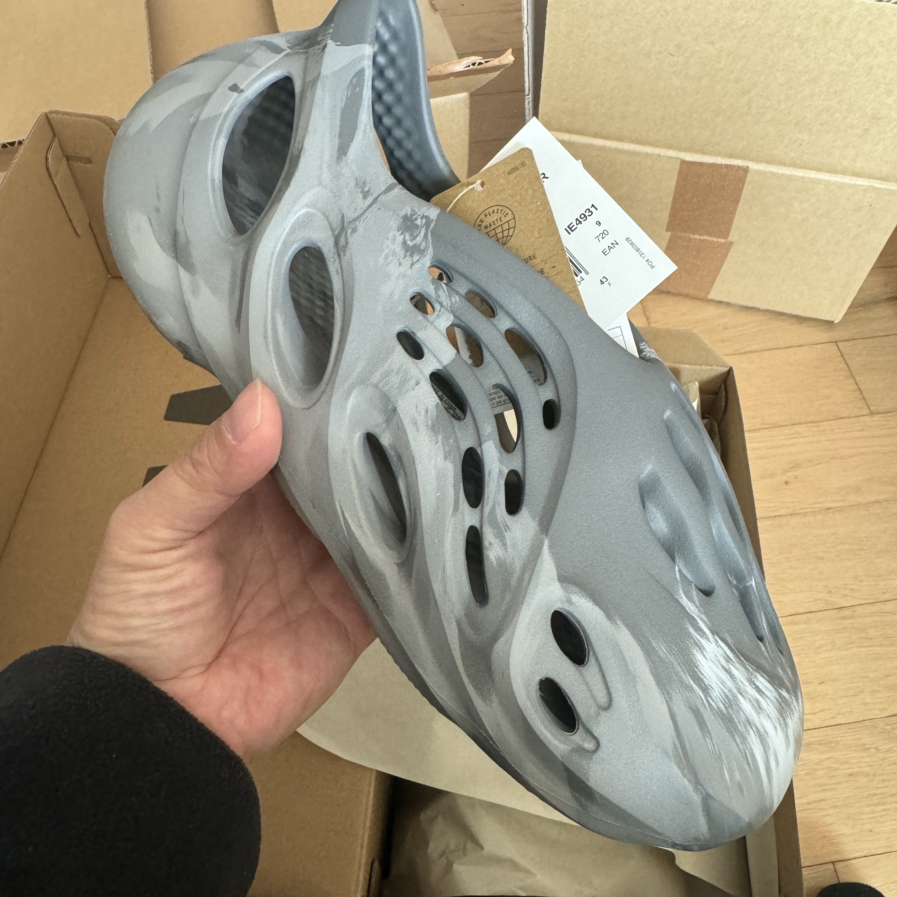 Adidas Yeezy Foam RNNR MX Granite 착용 스타일