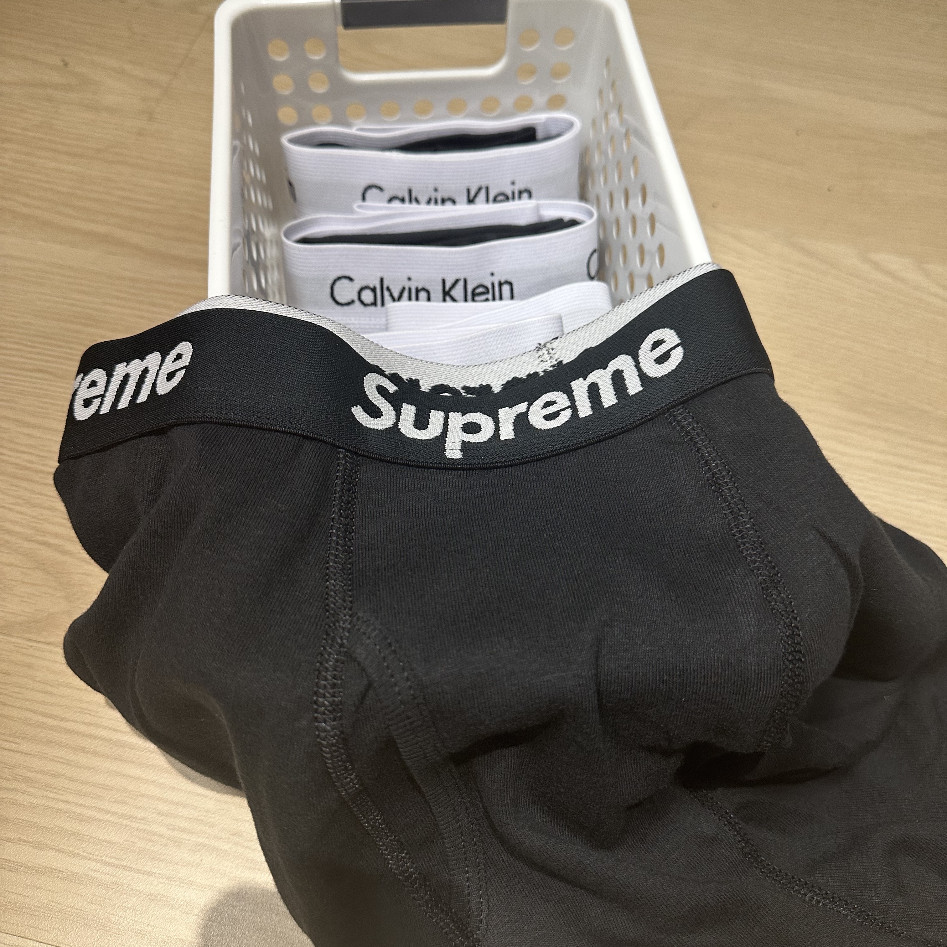 Supreme Hanes Boxer Briefs Black (4 Pack) 착용 스타일