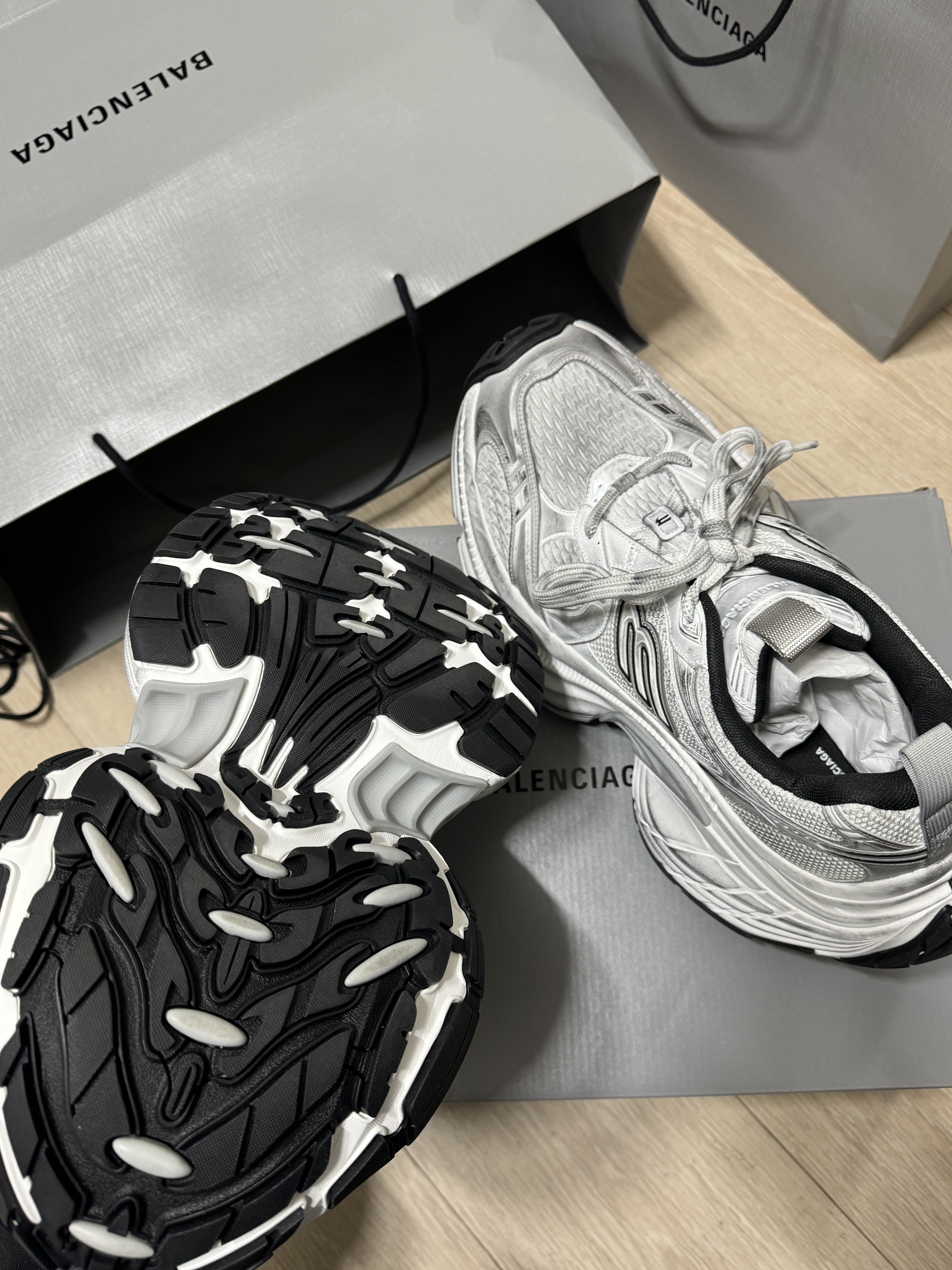 Balenciaga 10XL Sneakers White Black Grey, Balenciaga Cargo Sneakers Grey Black Yellow 착용 스타일 - 7