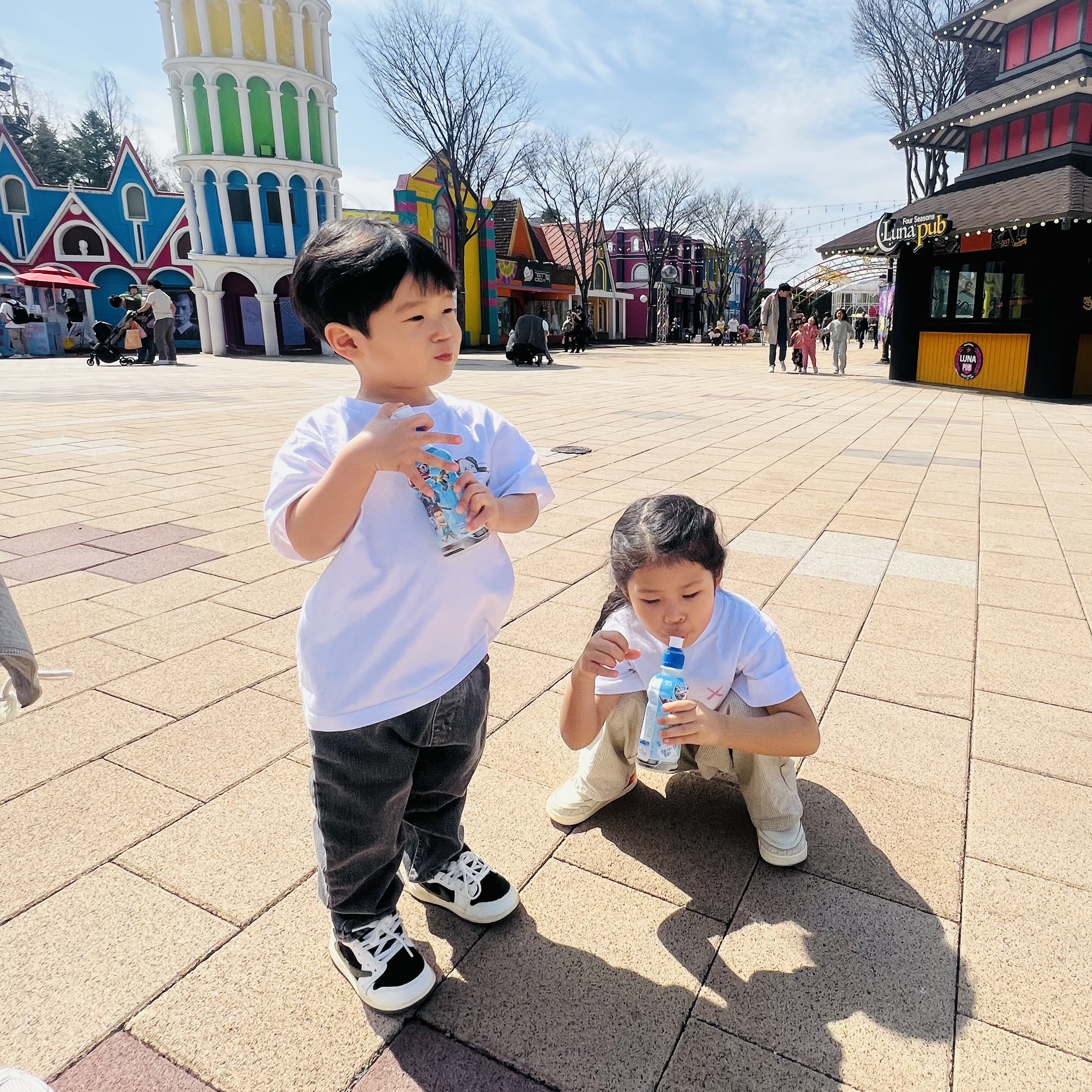 (Kids) Uniqlo UT x Kaws Short Sleeve Graphic T-Shirt White, (Kids) Uniqlo UT x Kaws Short Sleeve Graphic T-Shirt White 착용 스타일 - 2
