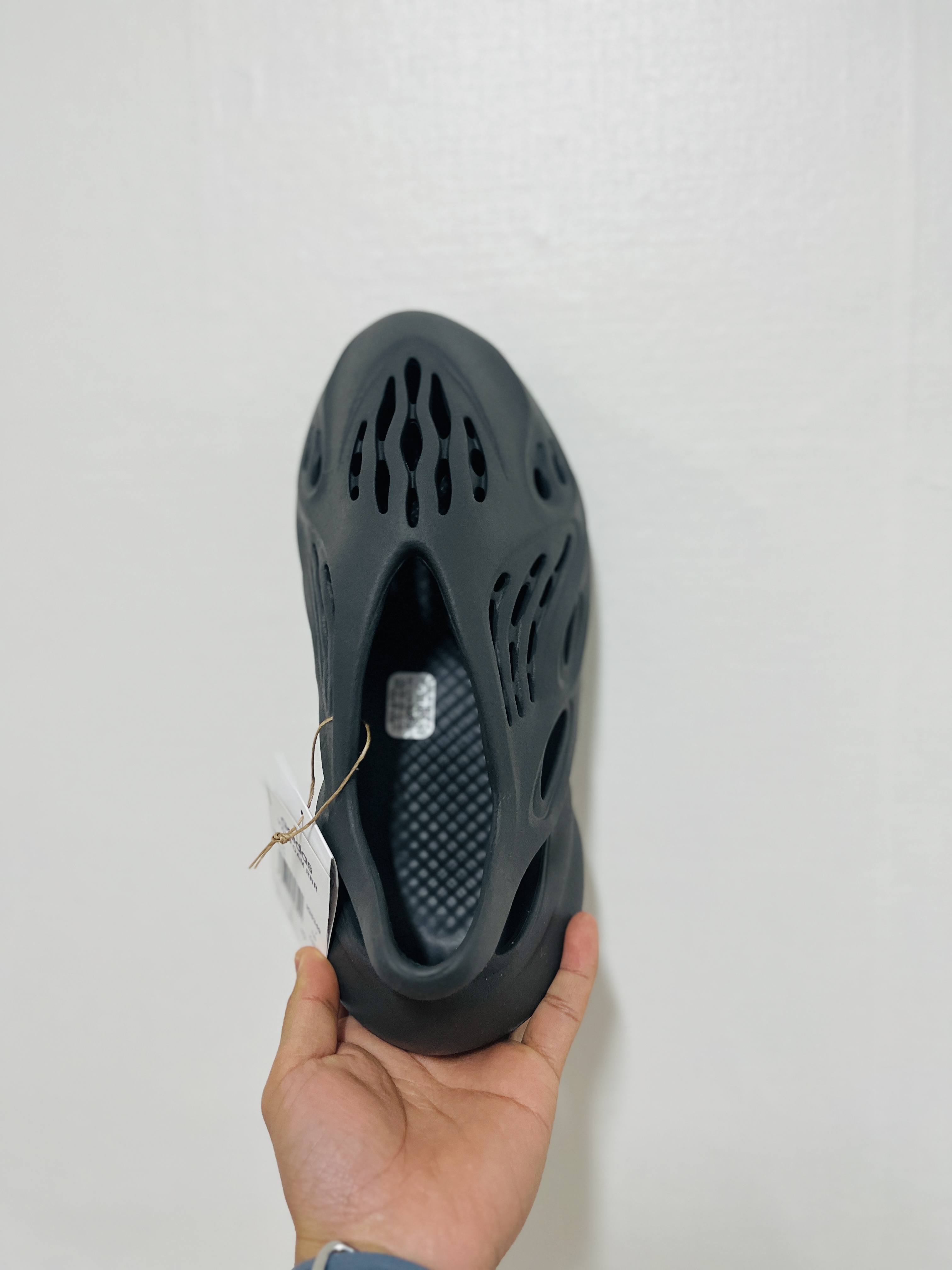 Adidas Yeezy Foam RNNR Carbon 착용 스타일 - 2