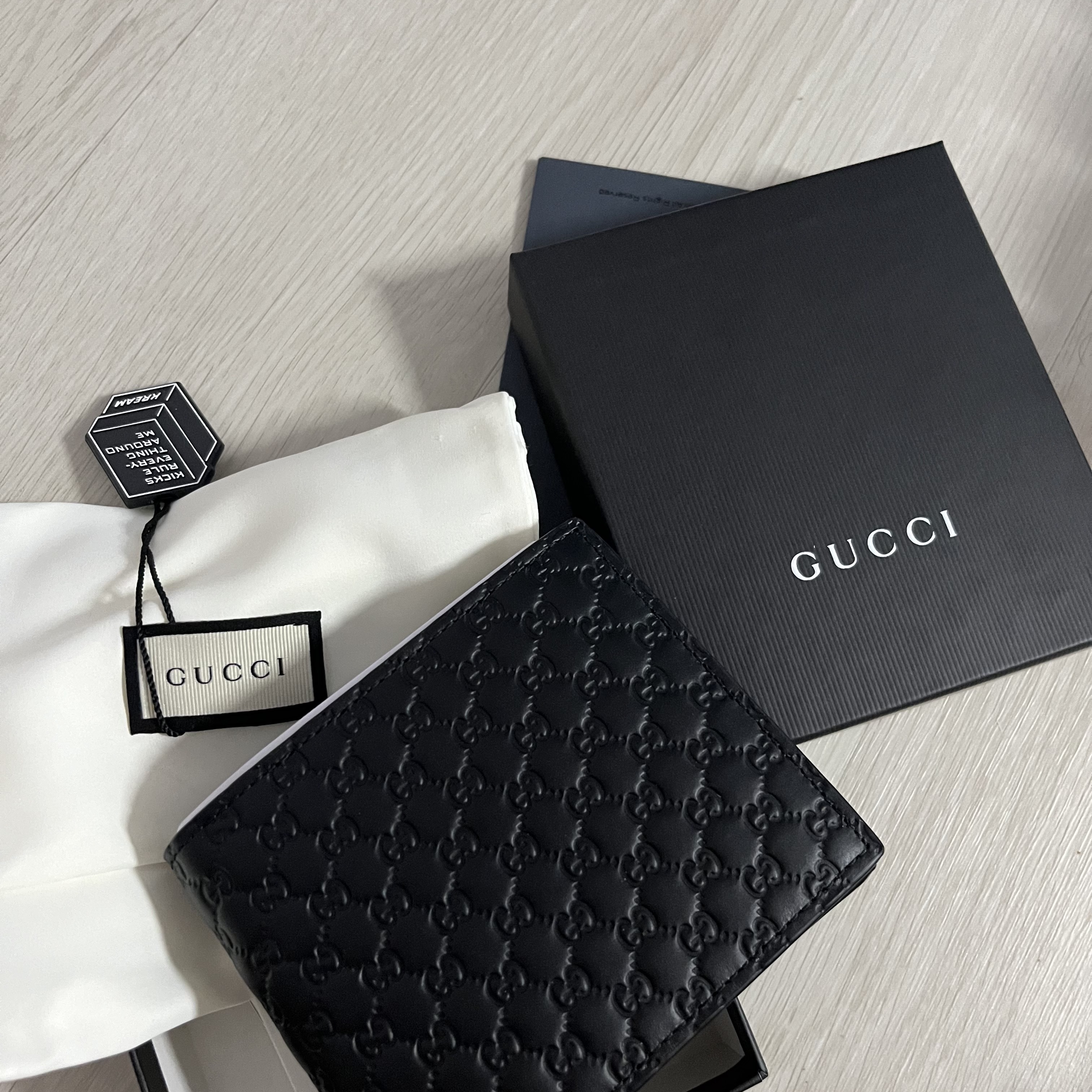 Gucci Micro GG Ssima Bi-Fold Wallet Black 착용 스타일