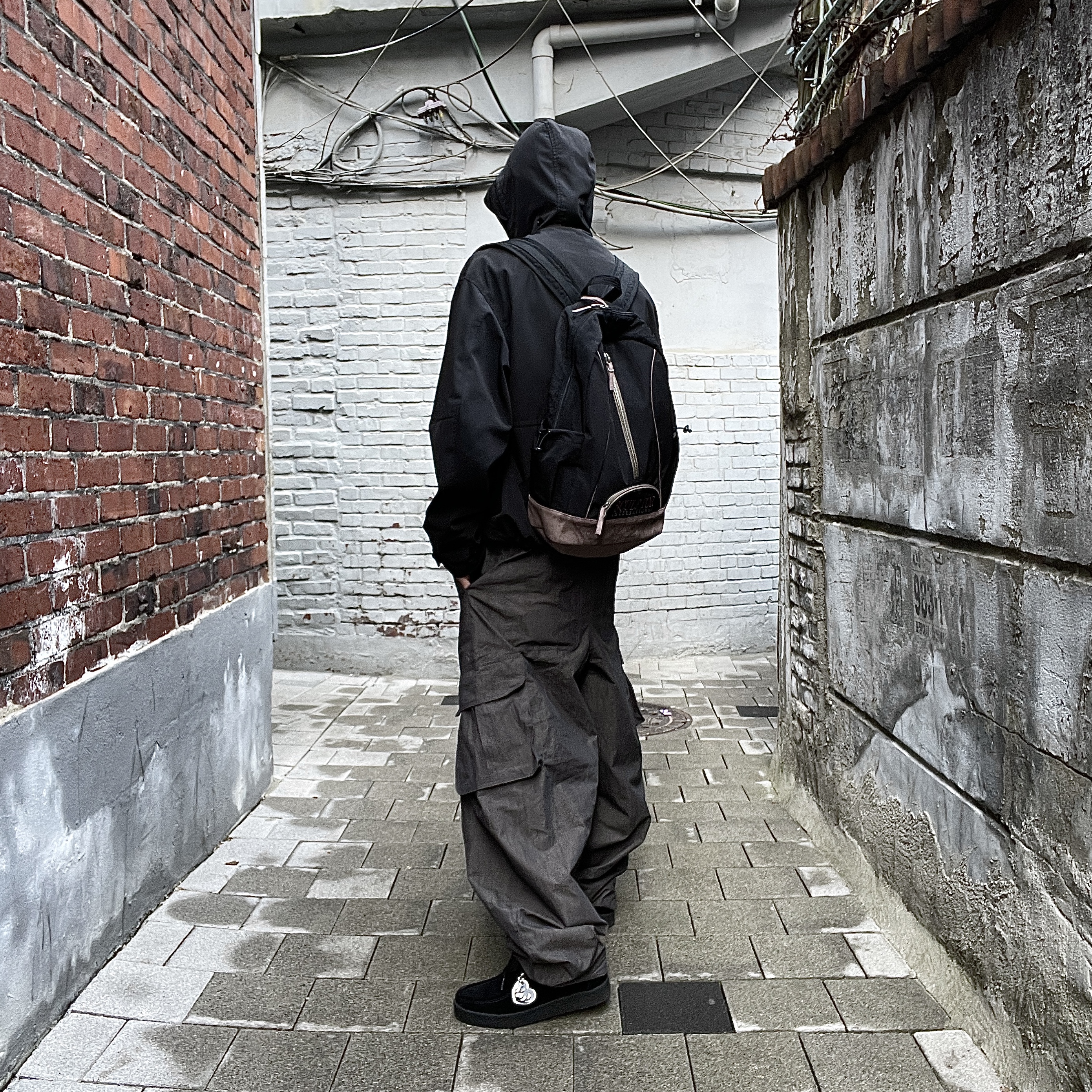 Our Legacy Ladon Leather Keychain Olive, Sculptor Oldschool Slouchy Backpack Black 착용 스타일 - 3