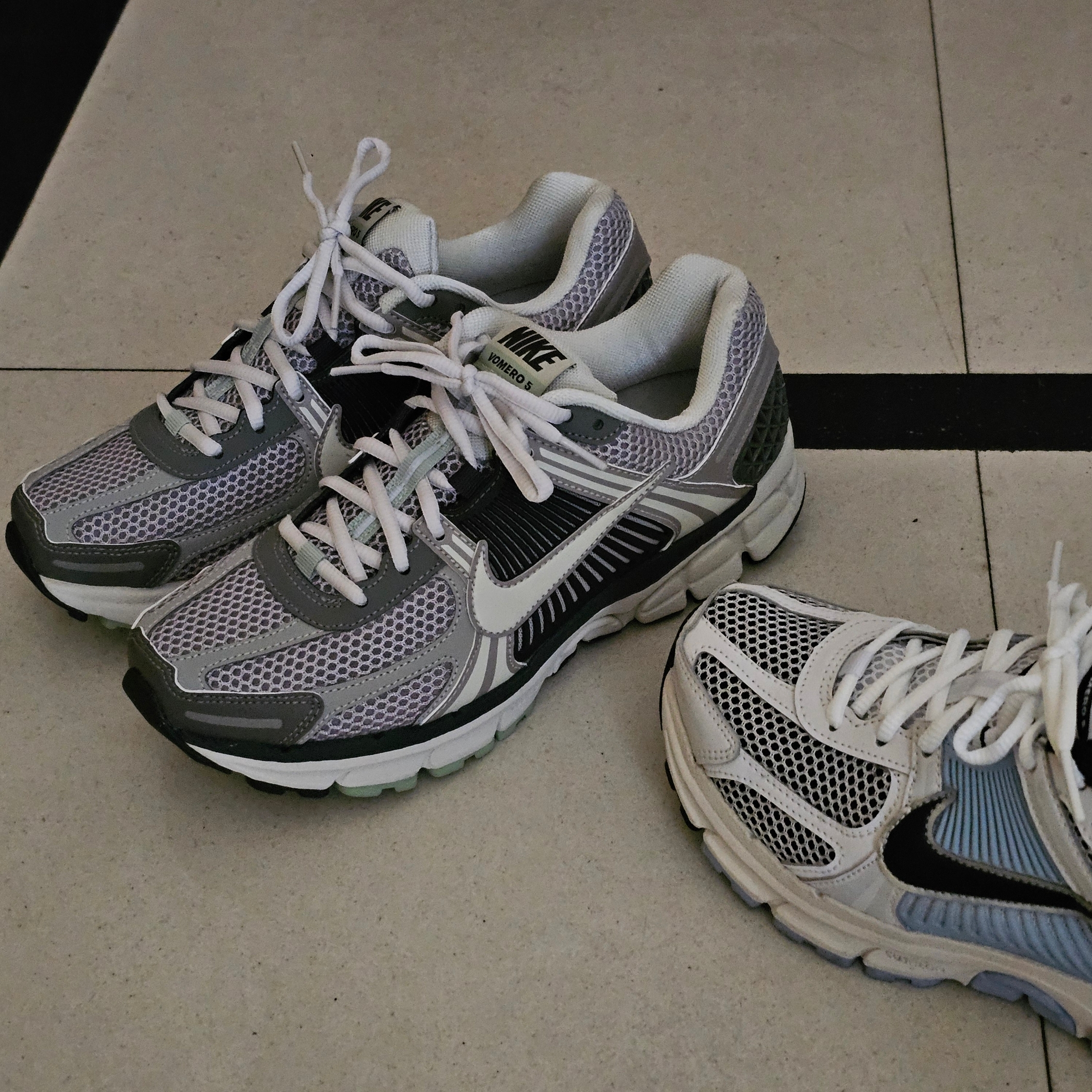 (W) Nike Zoom Vomero 5 Cobblestone and Flat Pewter, (W) Nike Zoom Vomero 5 Platinum Tint Black 착용 스타일 - 2