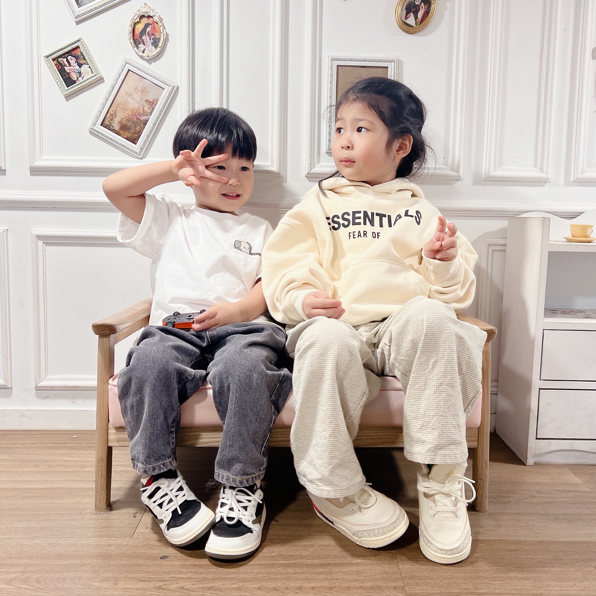 (Kids) Uniqlo UT x Kaws Short Sleeve Graphic T-Shirt White, (Kids) Uniqlo UT x Kaws Short Sleeve Graphic T-Shirt White 착용 스타일 - 9