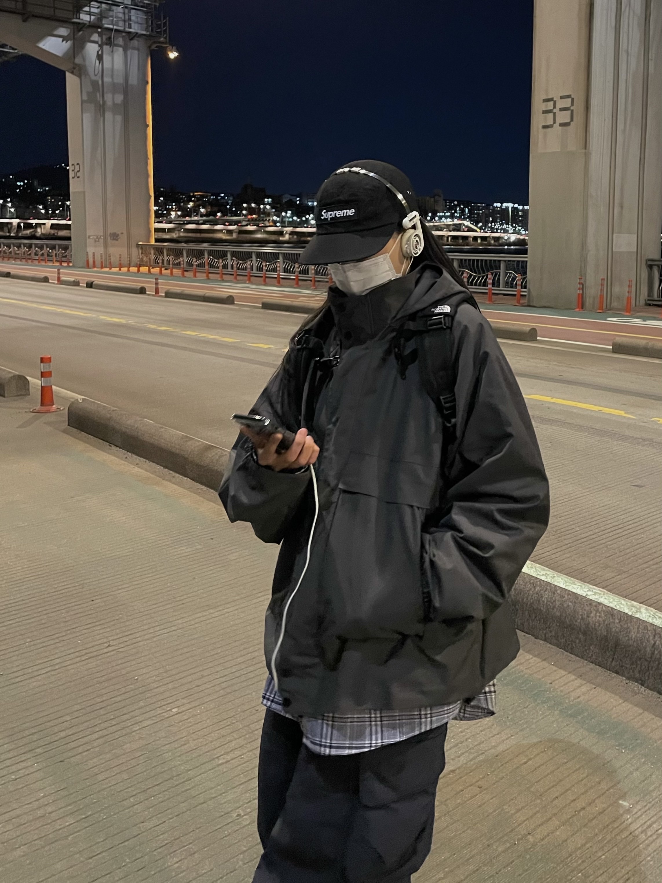 Supreme Waxed Cotton Camp Cap Black - 23FW, Supreme x Koss Portapro Headphones White - 23FW 착용 스타일 - 2