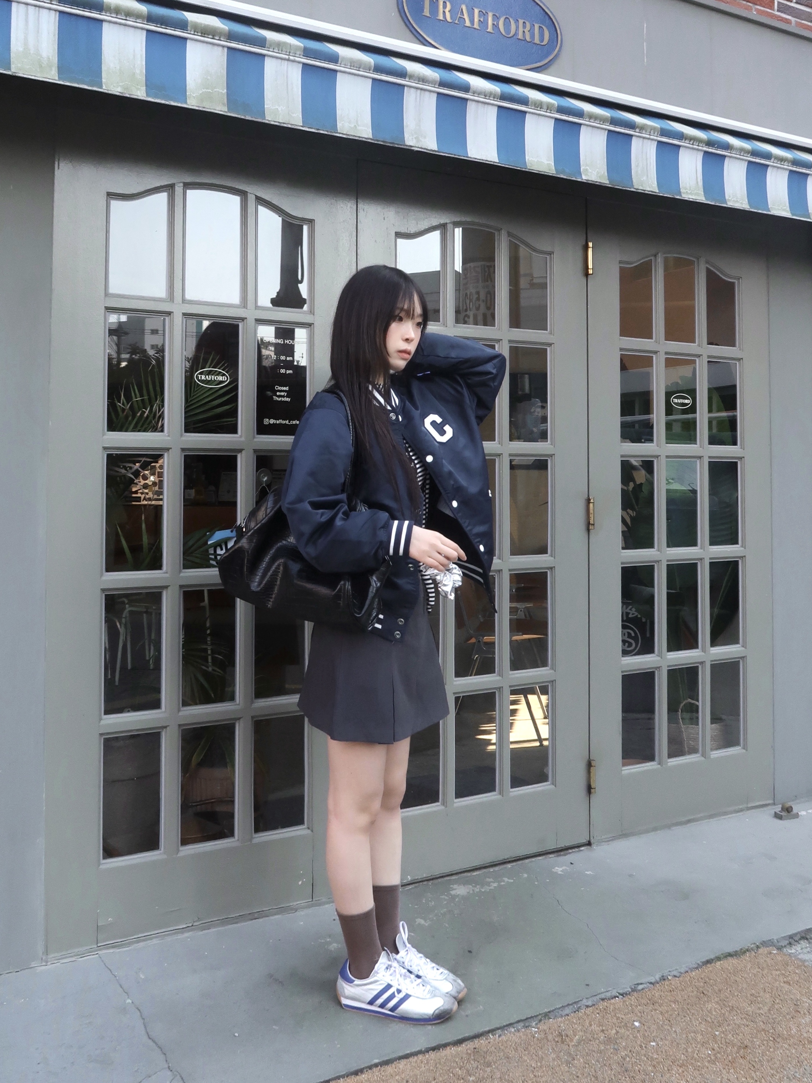 [KREAM 단독] Sentiments No.370 Star Hair Scrunchy Silver, Adidas Country OG Matte Silver Bright Blue 착용 스타일 - 5