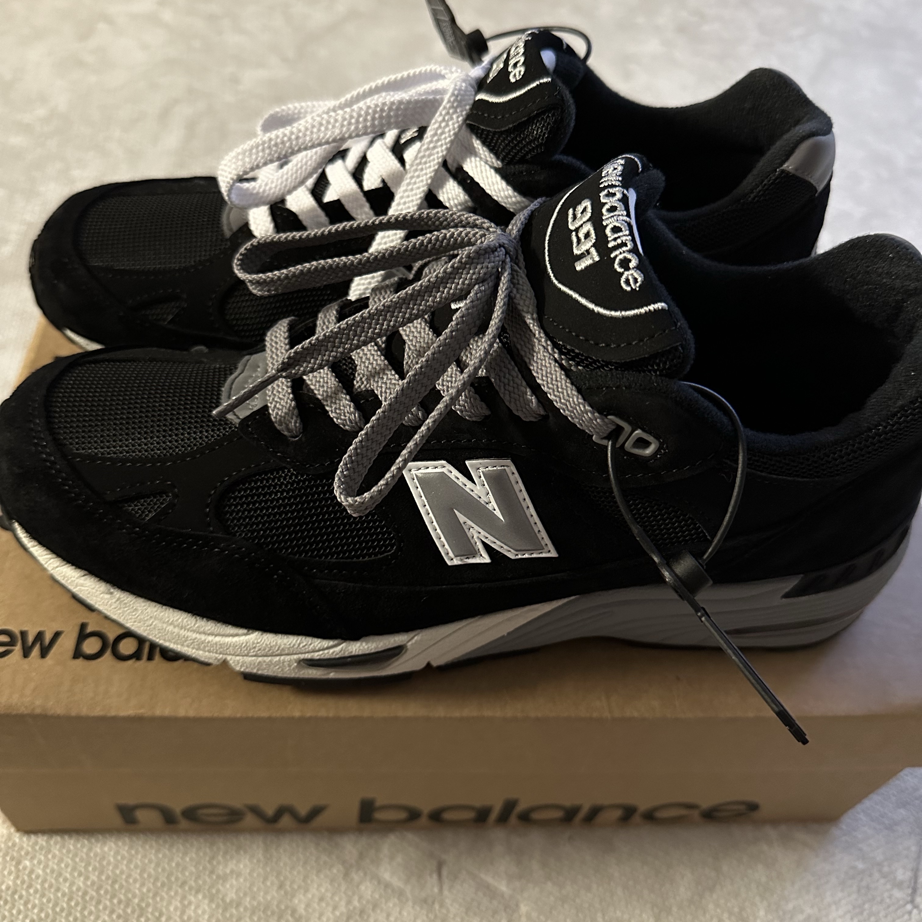 New Balance 991 Made in UK Black Silver 착용 스타일 - 1