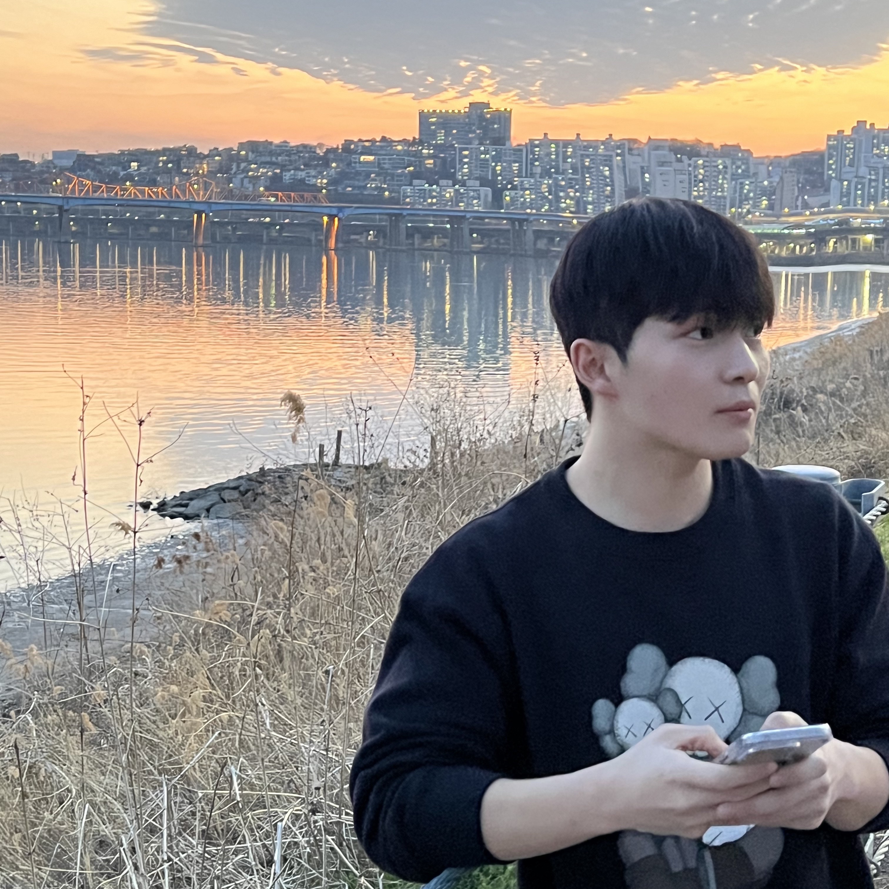 Uniqlo UT x Kaws Long Sleeve Sweatshirt Black 착용 스타일