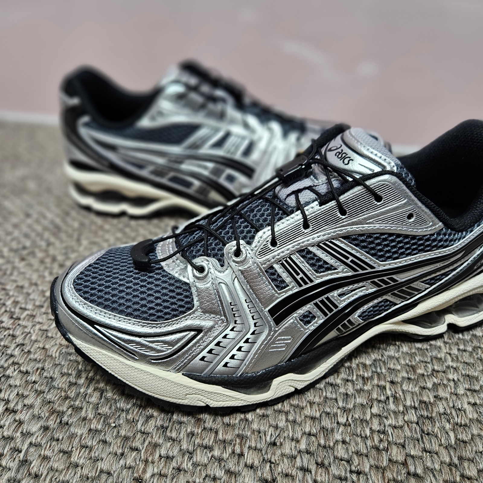 Asics Unlimited Gel-Kayano 14 Carrier Grey Black 착용 스타일 - 4