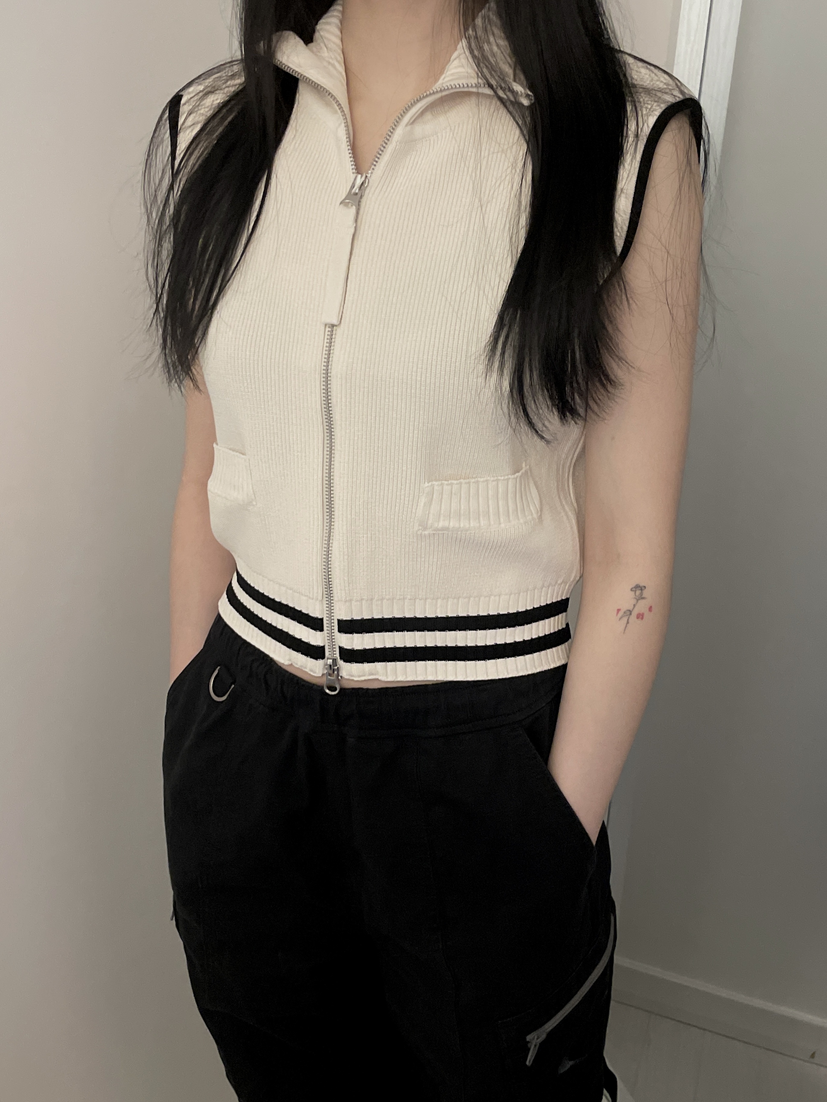 (W) Matin Kim Spell Point Stripe Knit Vest Ivory, (W) Mischief Drawstring Pants Black 착용 스타일 - 3