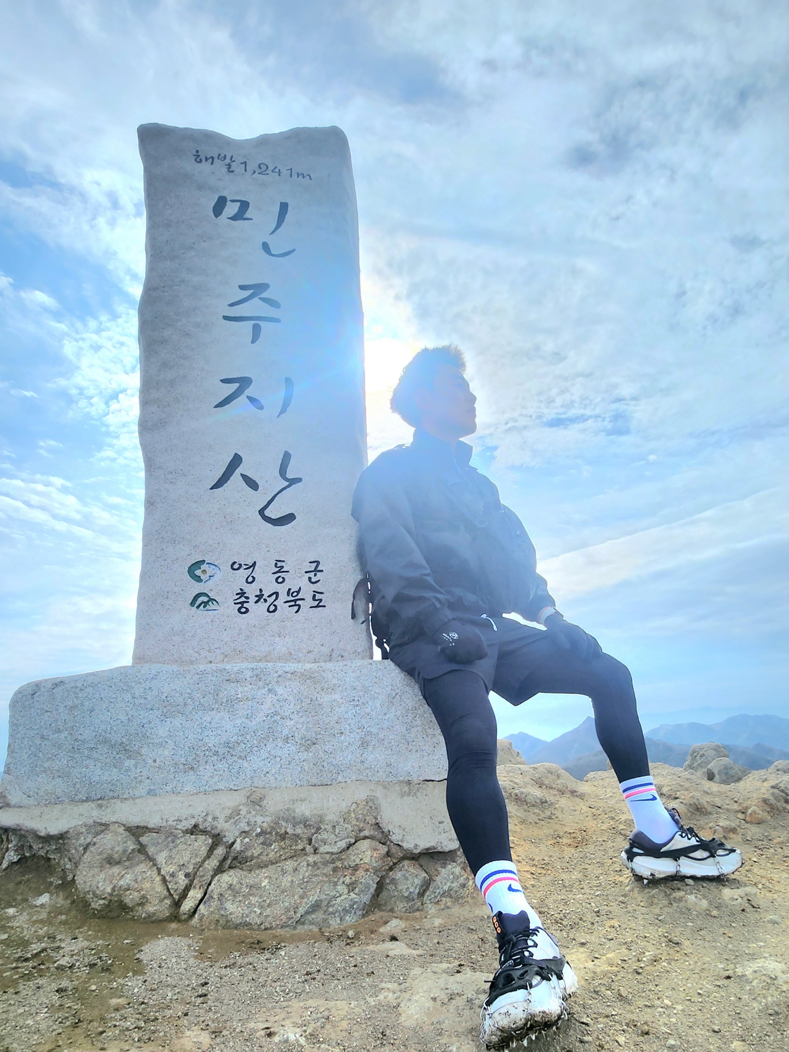 Nike ACG Mountain Fly 2 Low Summit White and Bright Mandarin, Nike Pro Dri-Fit Fitness Tights Black - Asia 착용 스타일