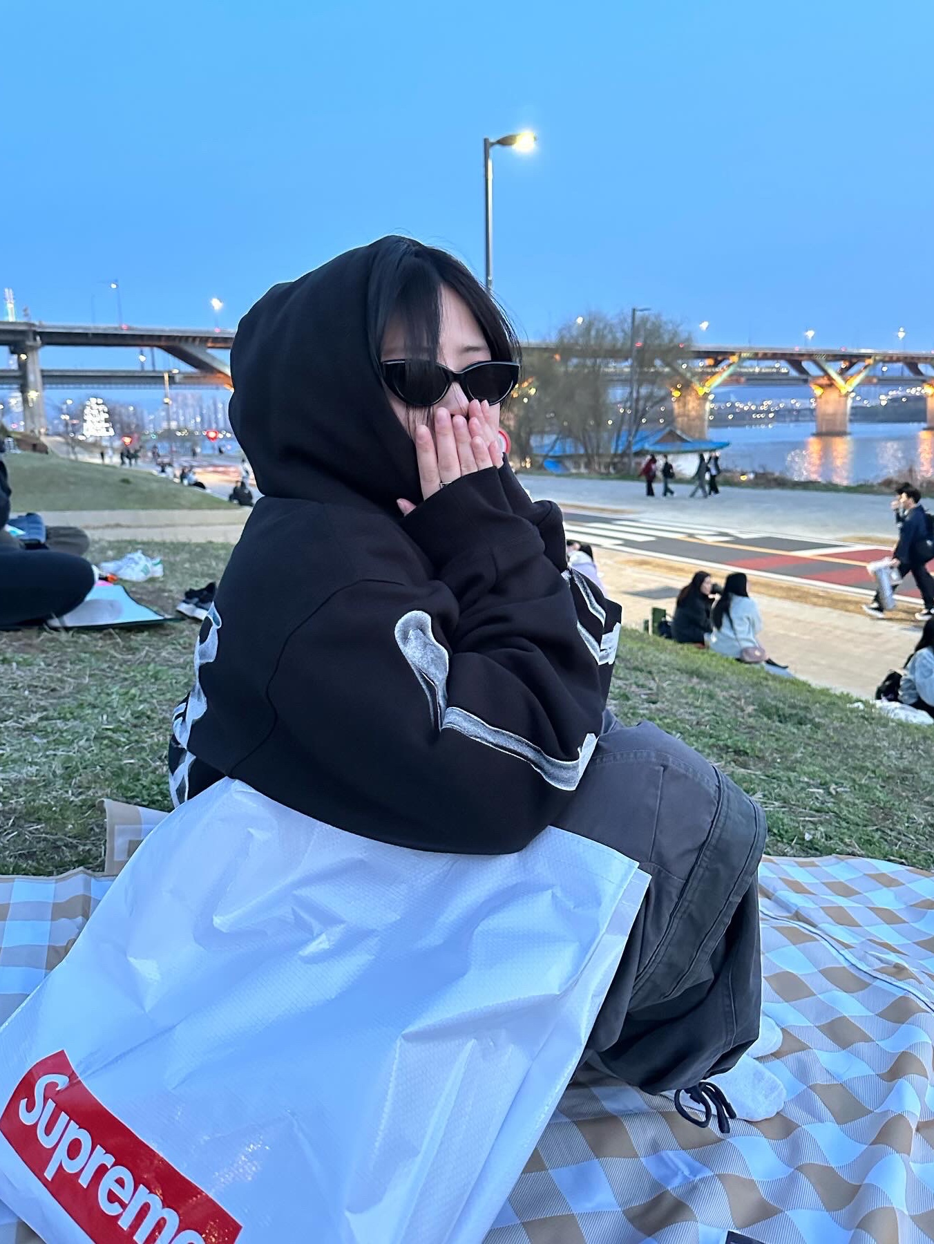 Stussy Rib Cage Zip Hoodie Black White, Jordan 1 x Travis Scott Retro High OG SP Mocha 착용 스타일 - 3