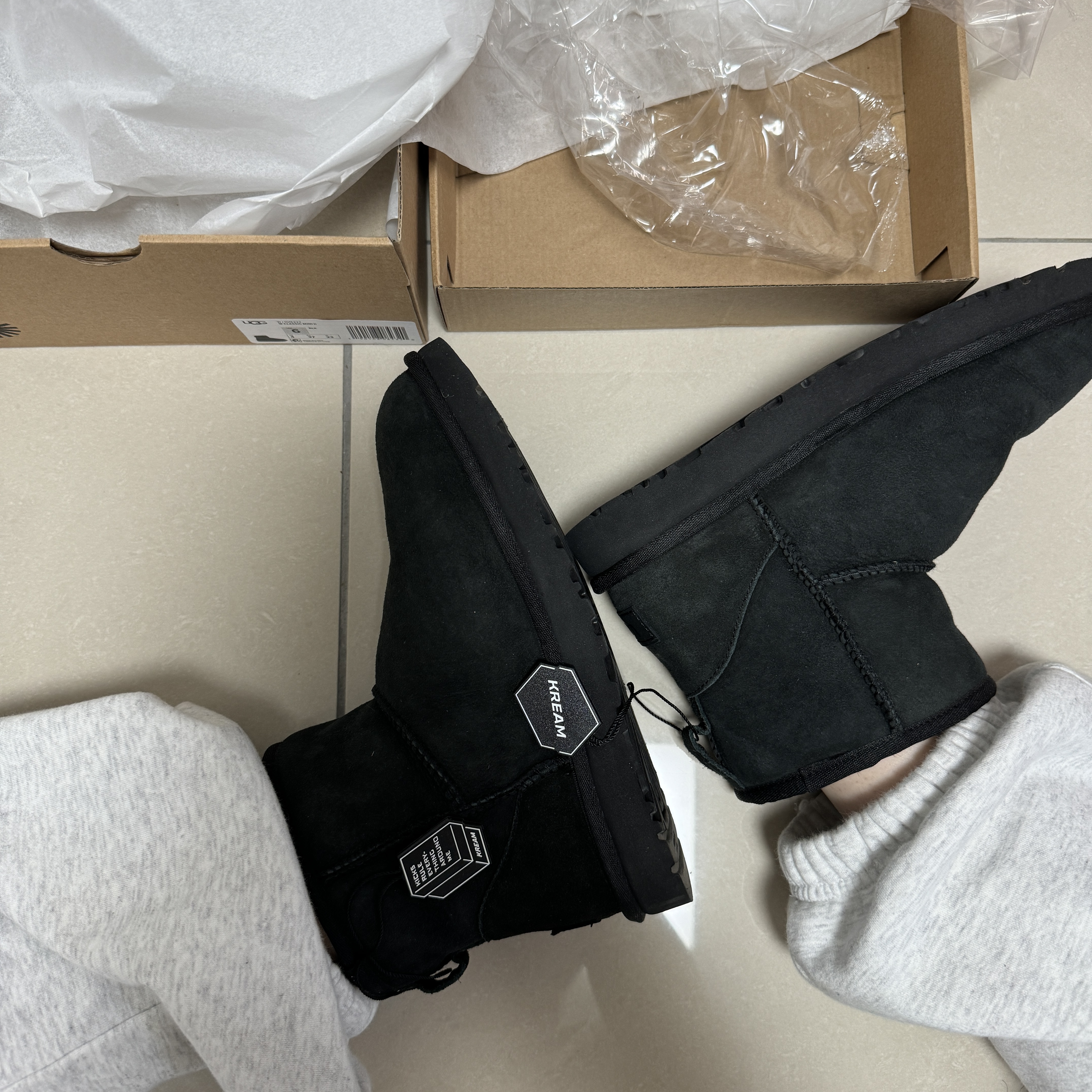 (W) UGG Classic Mini II Boots Black 착용 스타일