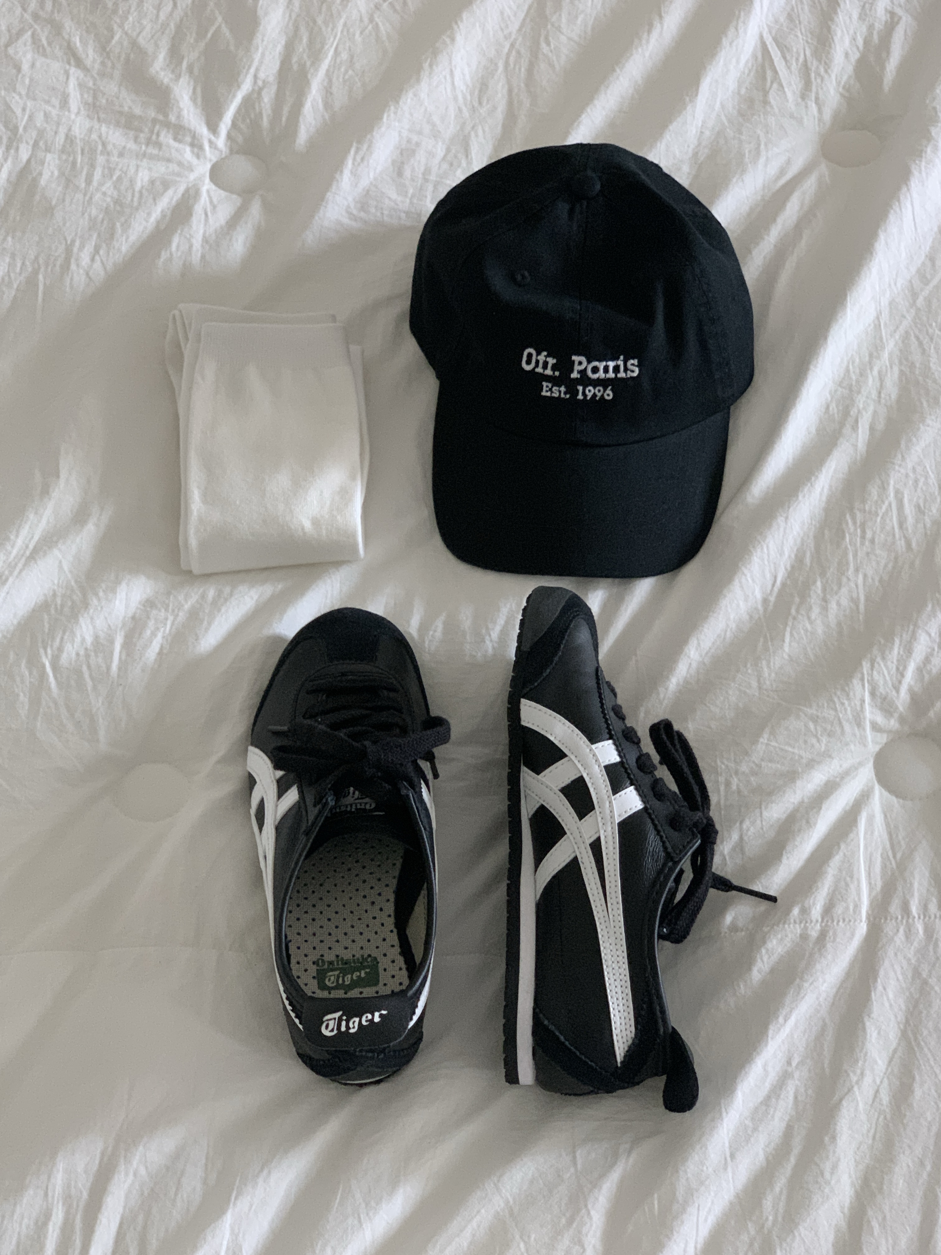 Onitsuka Tiger Mexico 66 Black White, Monamhee Beulpingi Keyring with White Pants Black 착용 스타일 - 2