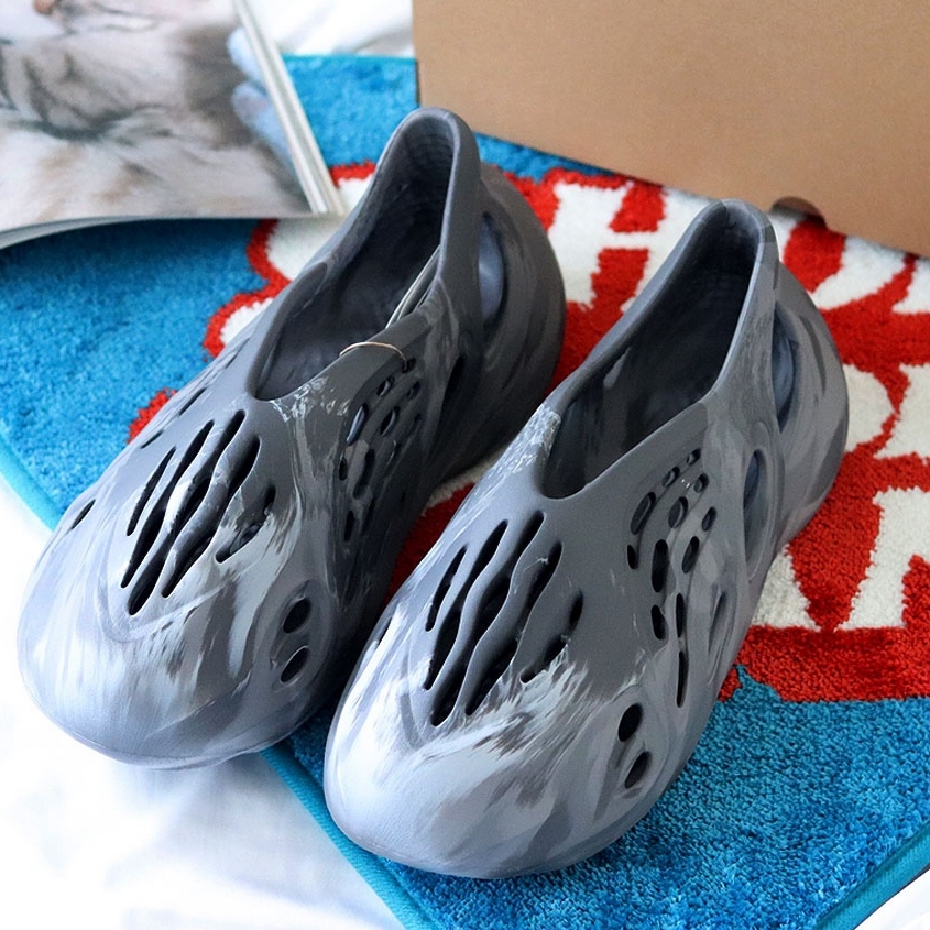 Adidas Yeezy Foam RNNR MX Granite 착용 스타일 - 2