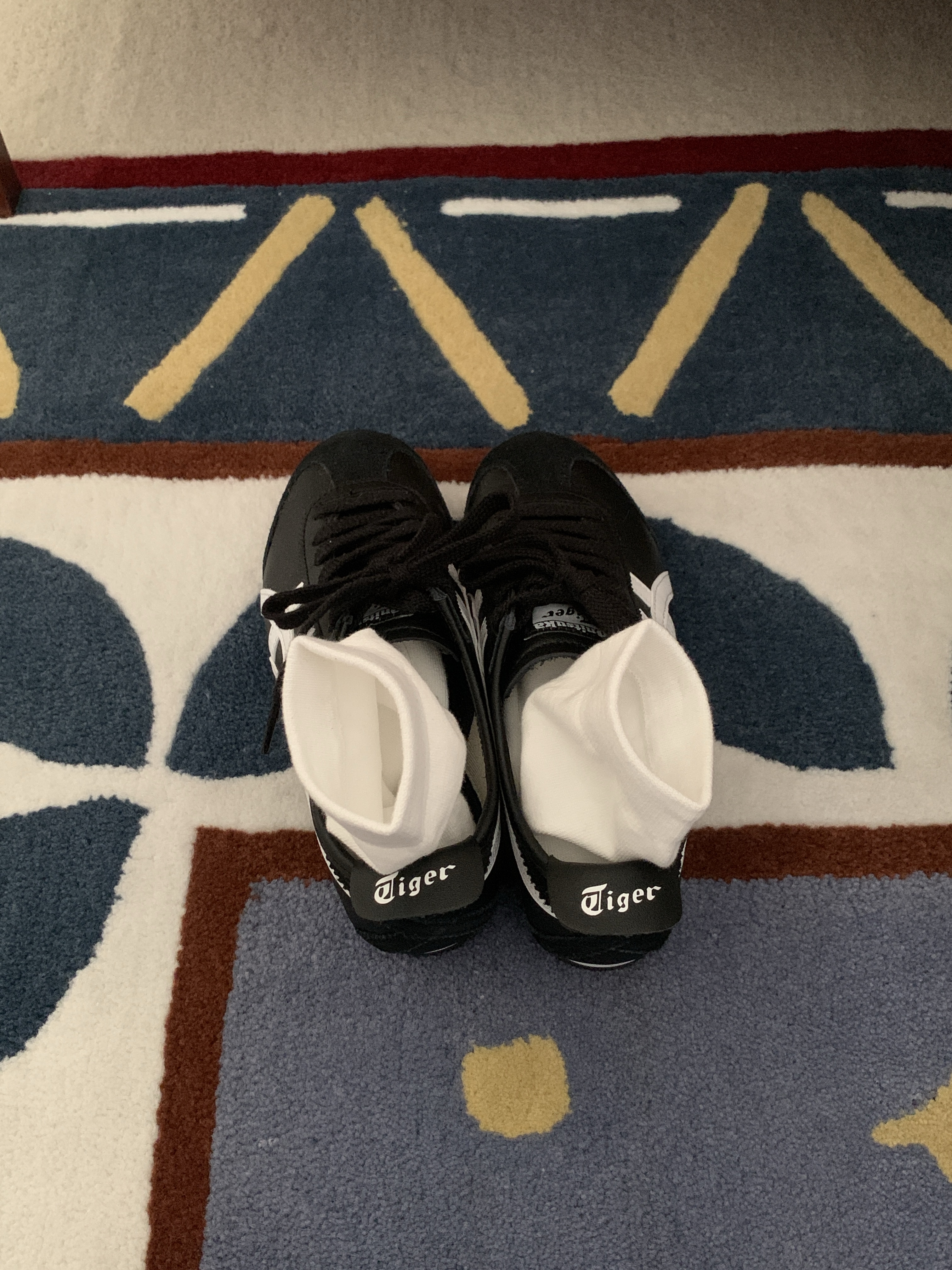 Onitsuka Tiger Mexico 66 Black White, Monamhee Beulpingi Keyring with White Pants Black 착용 스타일 - 7