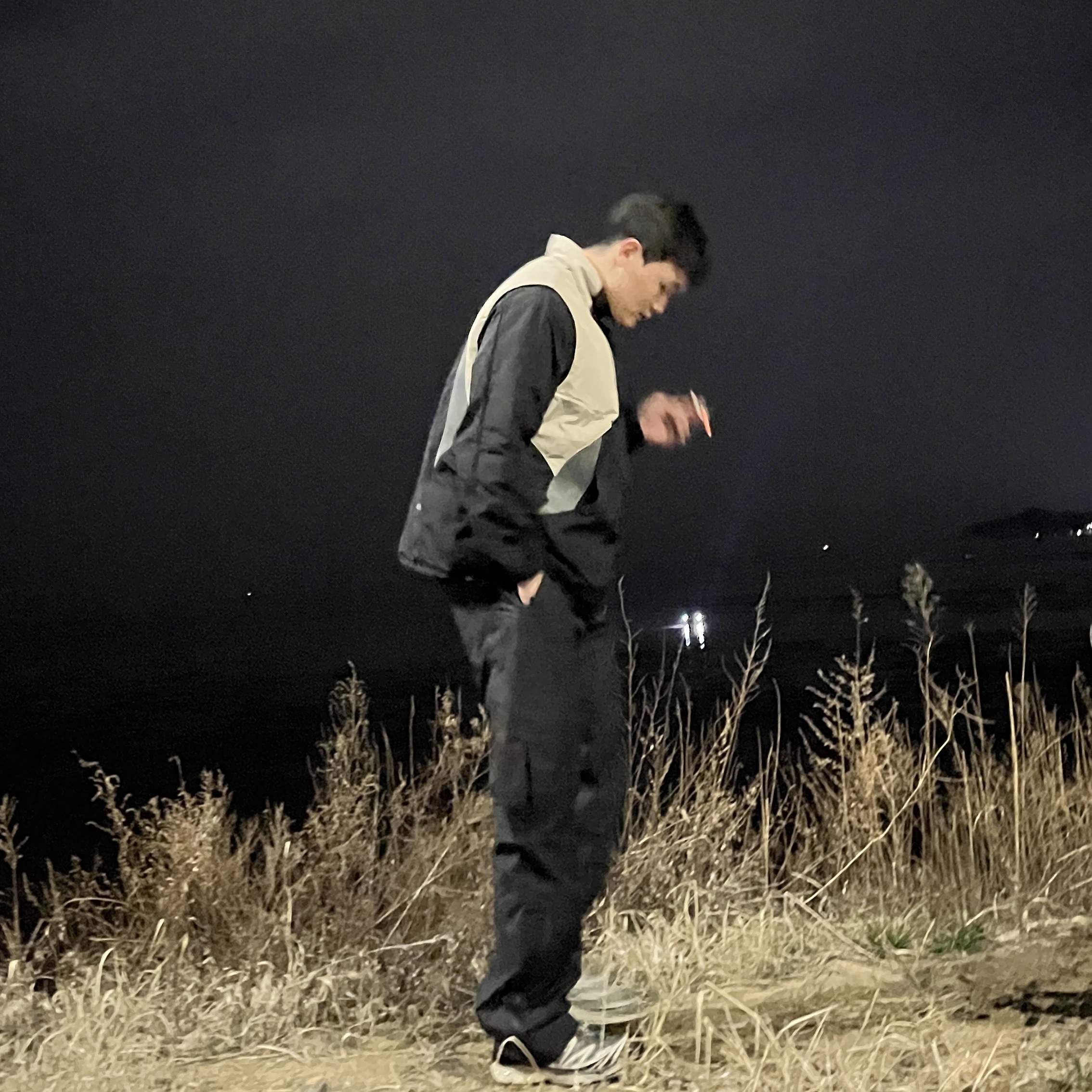 Nike x Drake Nocta NRG LR Reversible Vest Black (DR2663-010), Nike x Drake Nocta 8K Peaks Track Pants Black (FZ3480-010) 착용 스타일