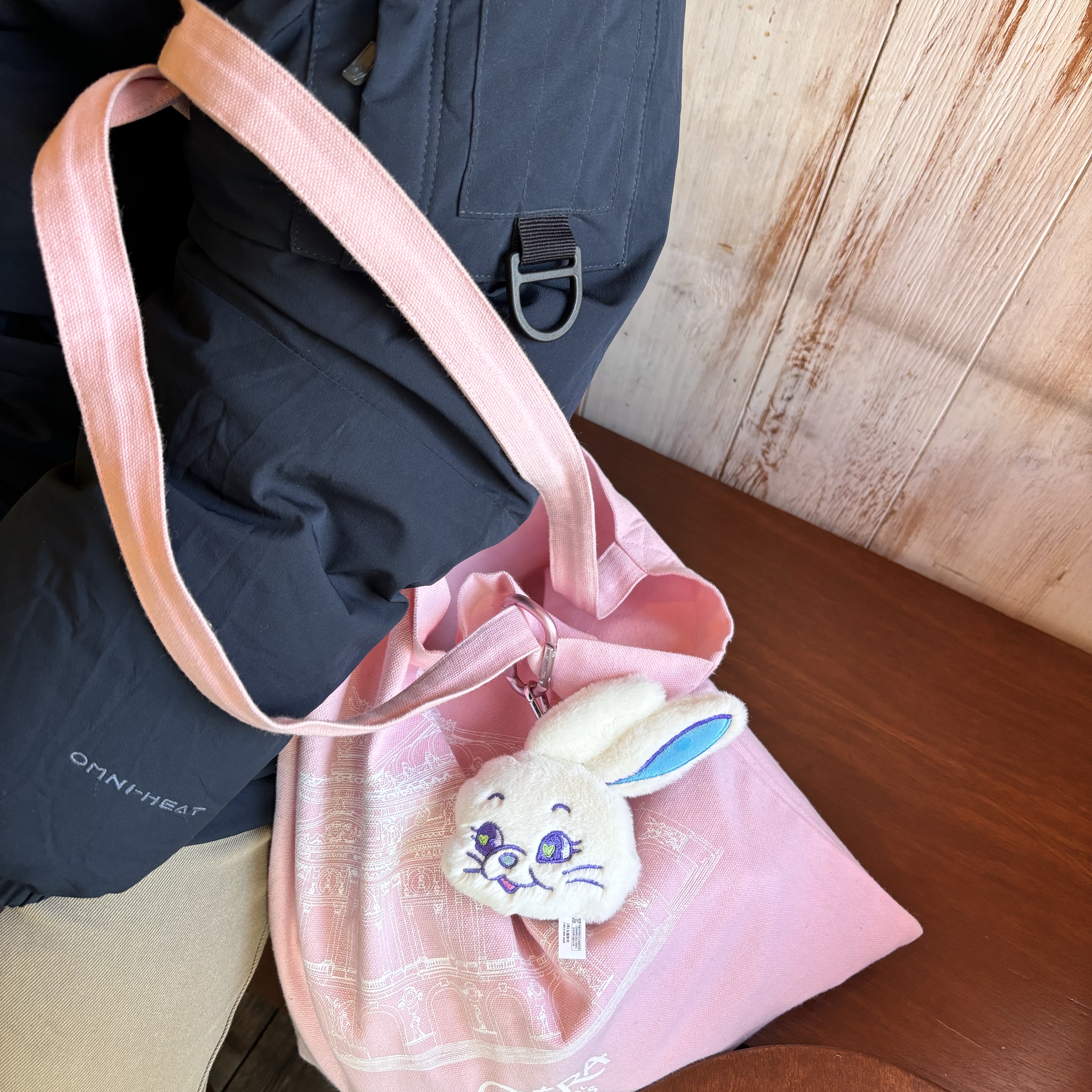 NewJeans Tokki Merchandise Fluffy Keyring White 착용 스타일