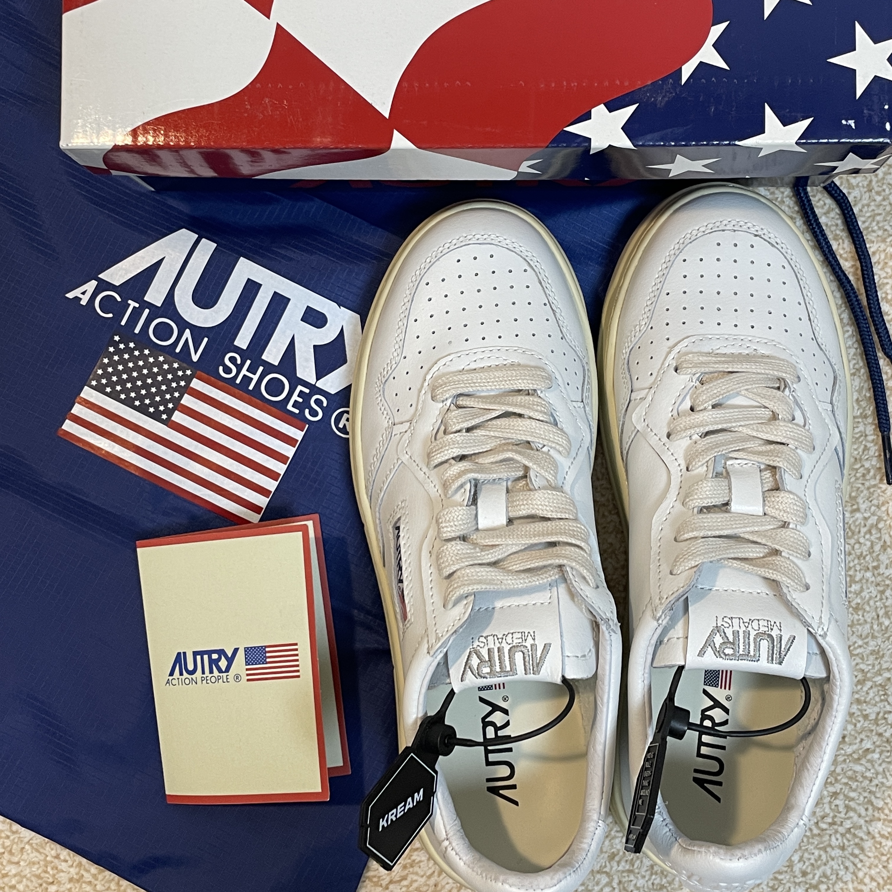 (W) Autry Medalist Low Leather Sneakers White 착용 스타일 - 2