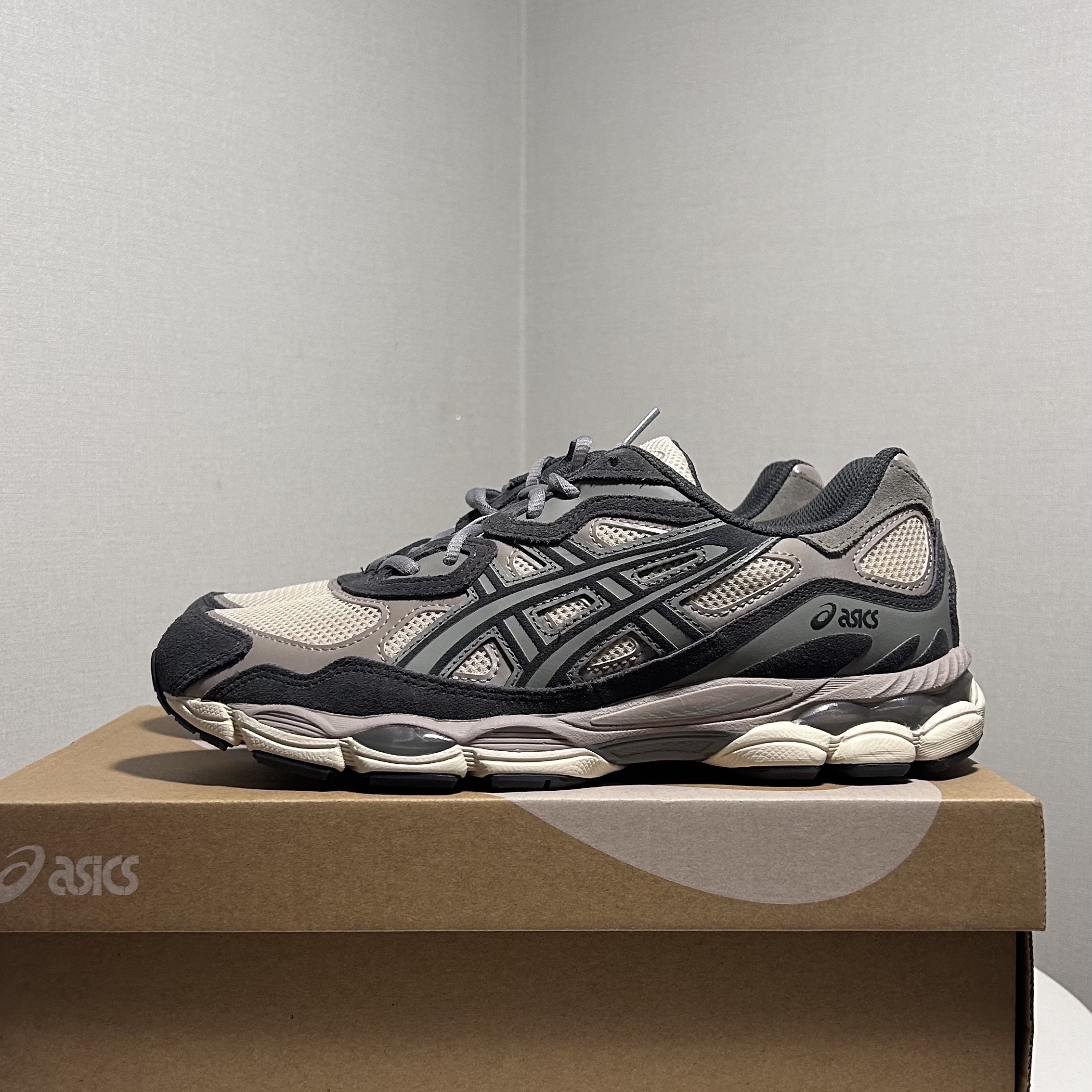 Asics Gel-NYC Oatmeal Obsidian Grey 착용 스타일