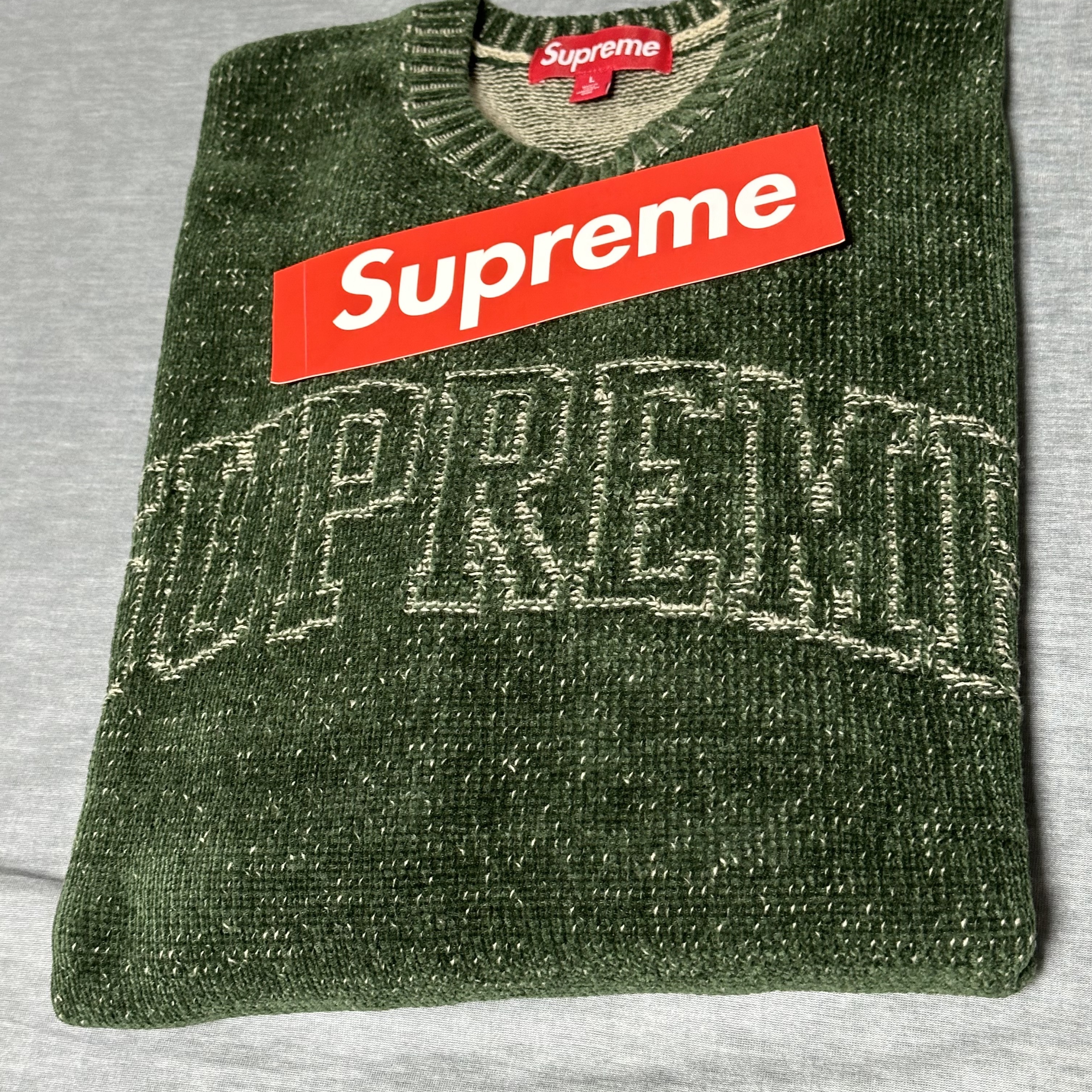 Supreme Contrast Arc Sweater Olive - 24SS 착용 스타일 - 1